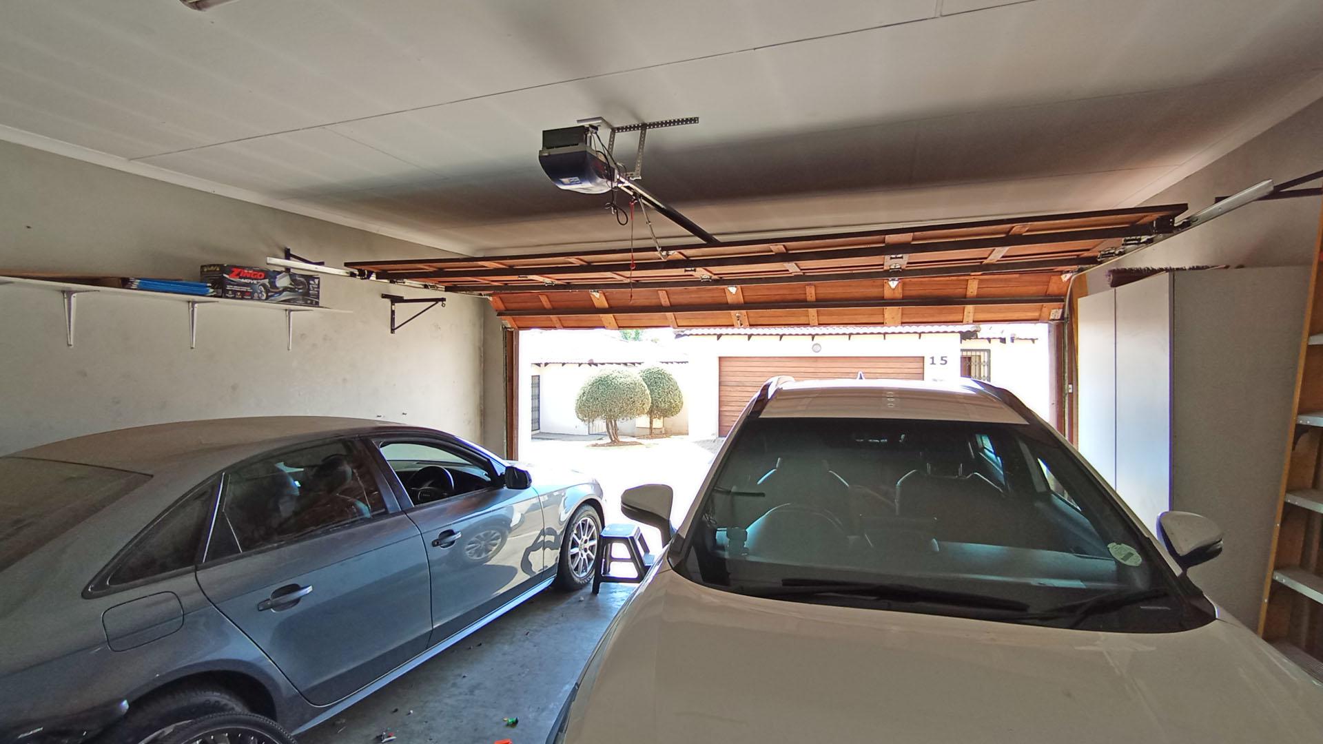 Garage of property in Rua Vista