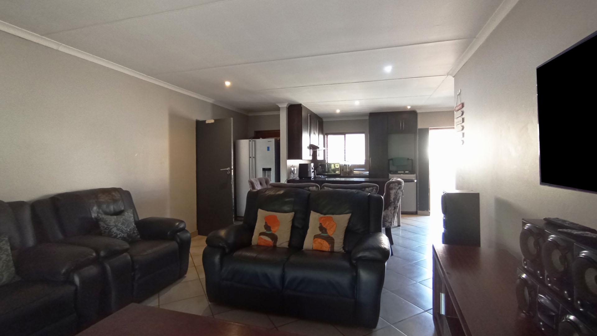 Lounges - 26 square meters of property in Rua Vista