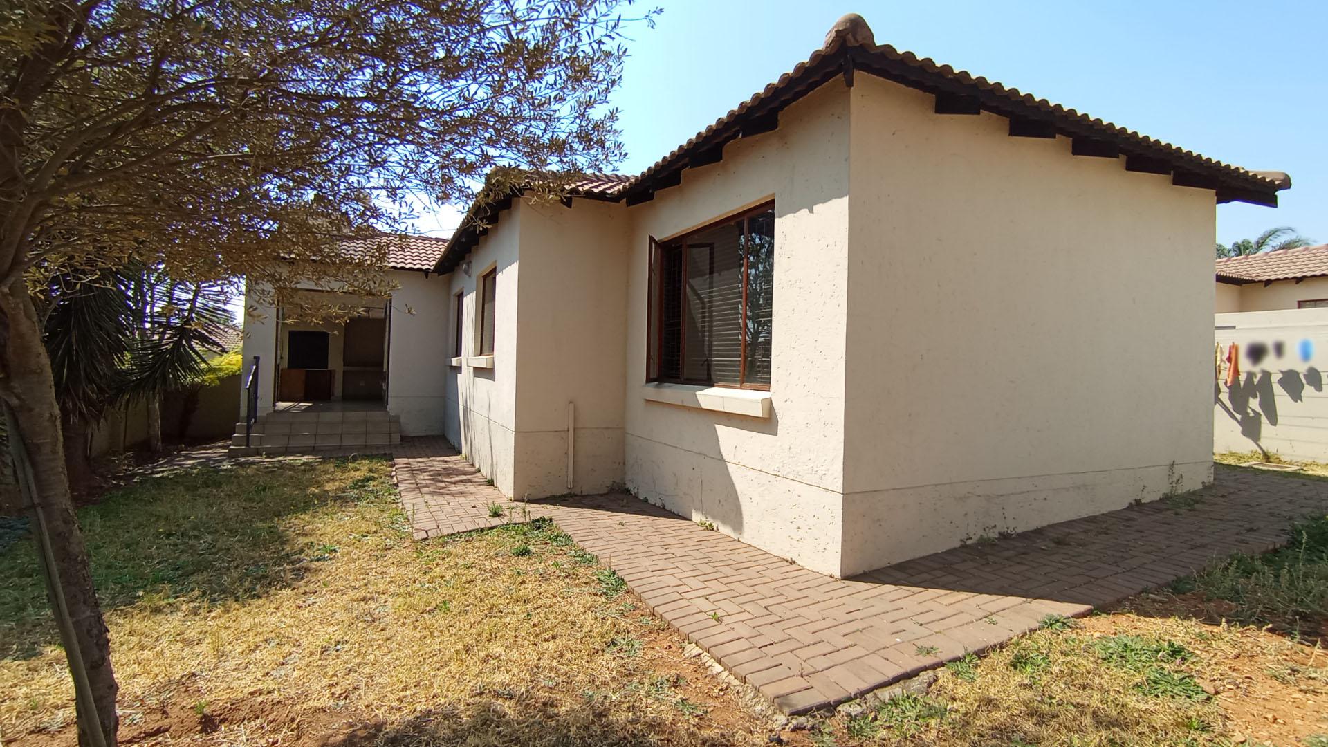 Backyard of property in Rua Vista