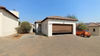 Front View of property in Rua Vista