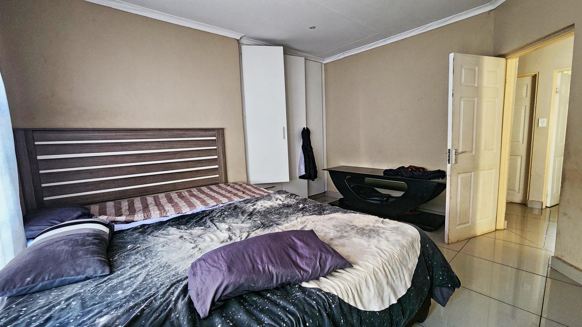 Bed Room 1 of property in Malelane