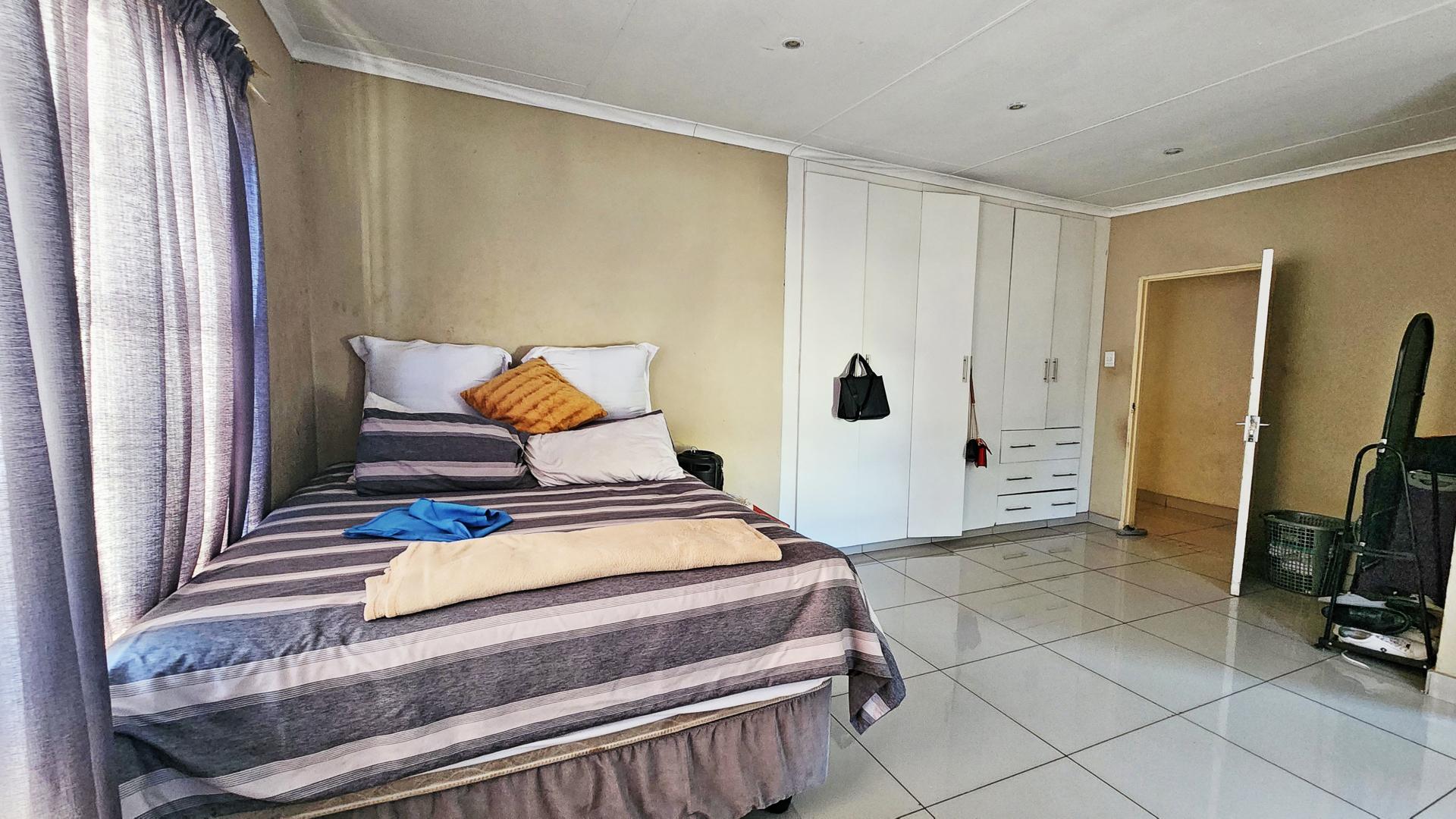 Bed Room 2 of property in Malelane