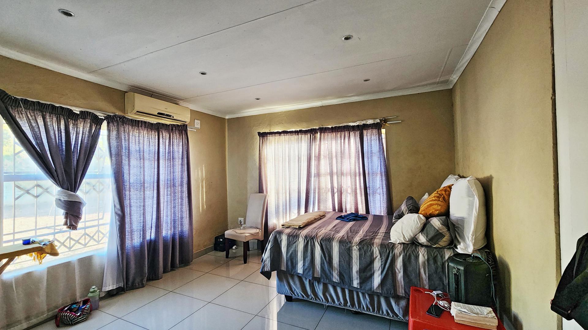 Bed Room 2 of property in Malelane