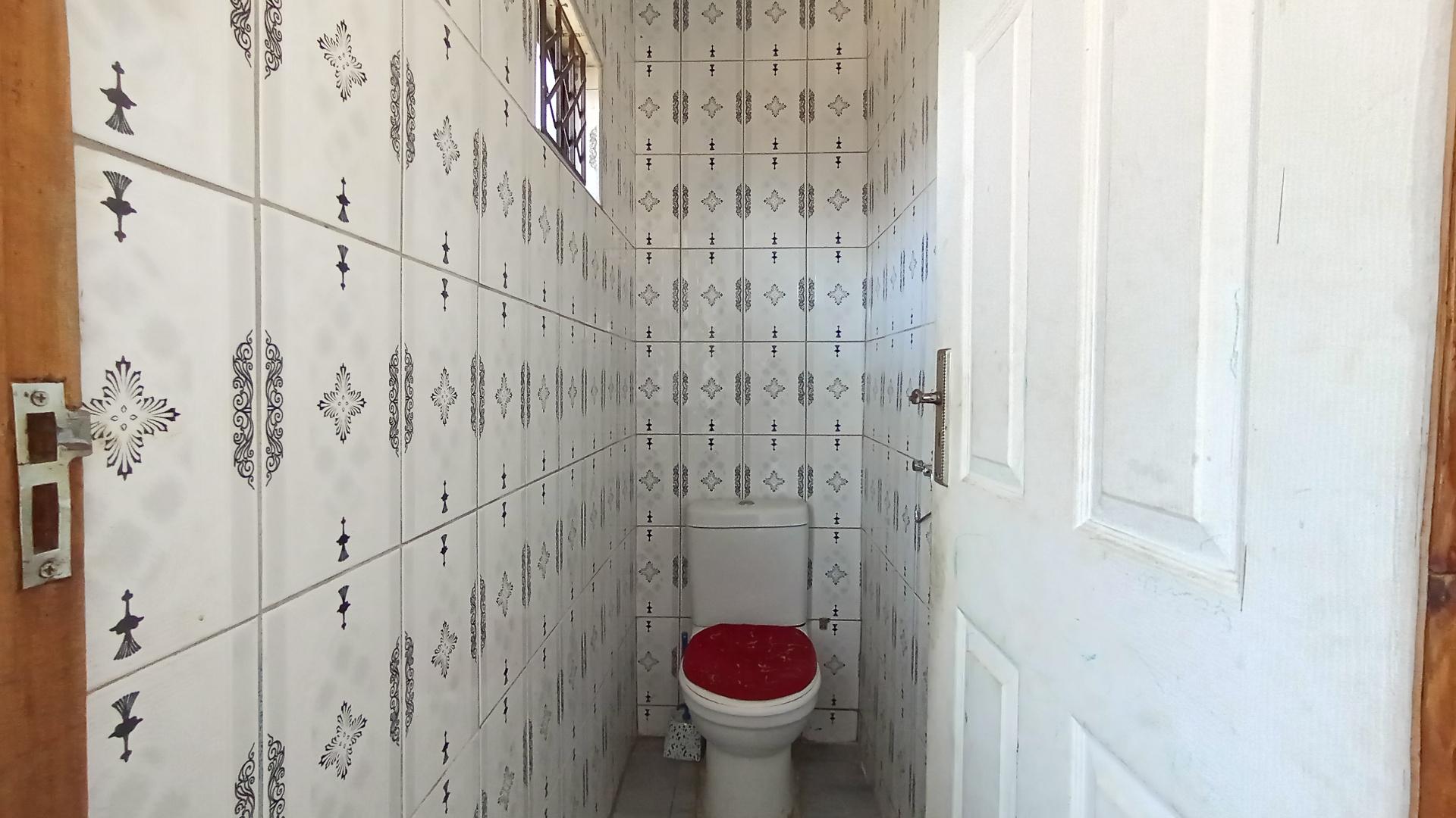 Guest Toilet - 2 square meters of property in Montford