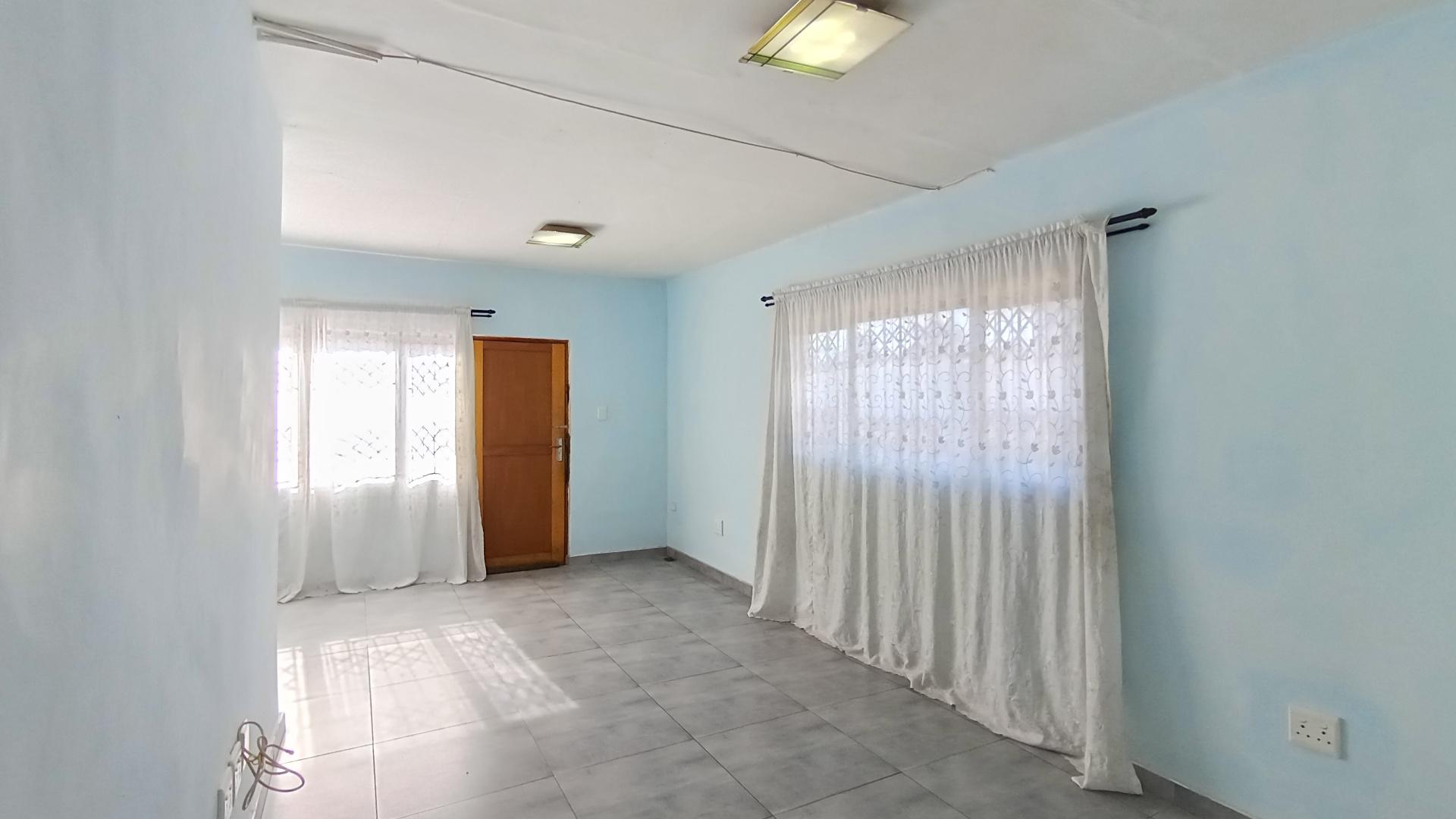 Lounges - 23 square meters of property in Montford