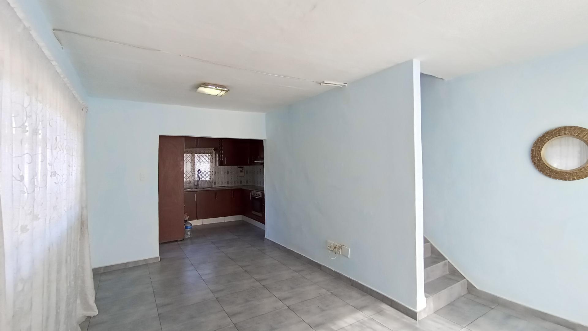 Lounges - 23 square meters of property in Montford