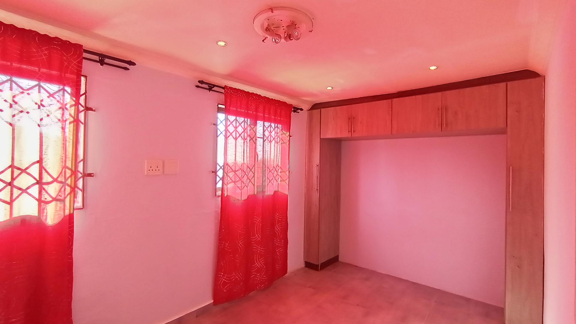 Bed Room 1 - 15 square meters of property in Montford