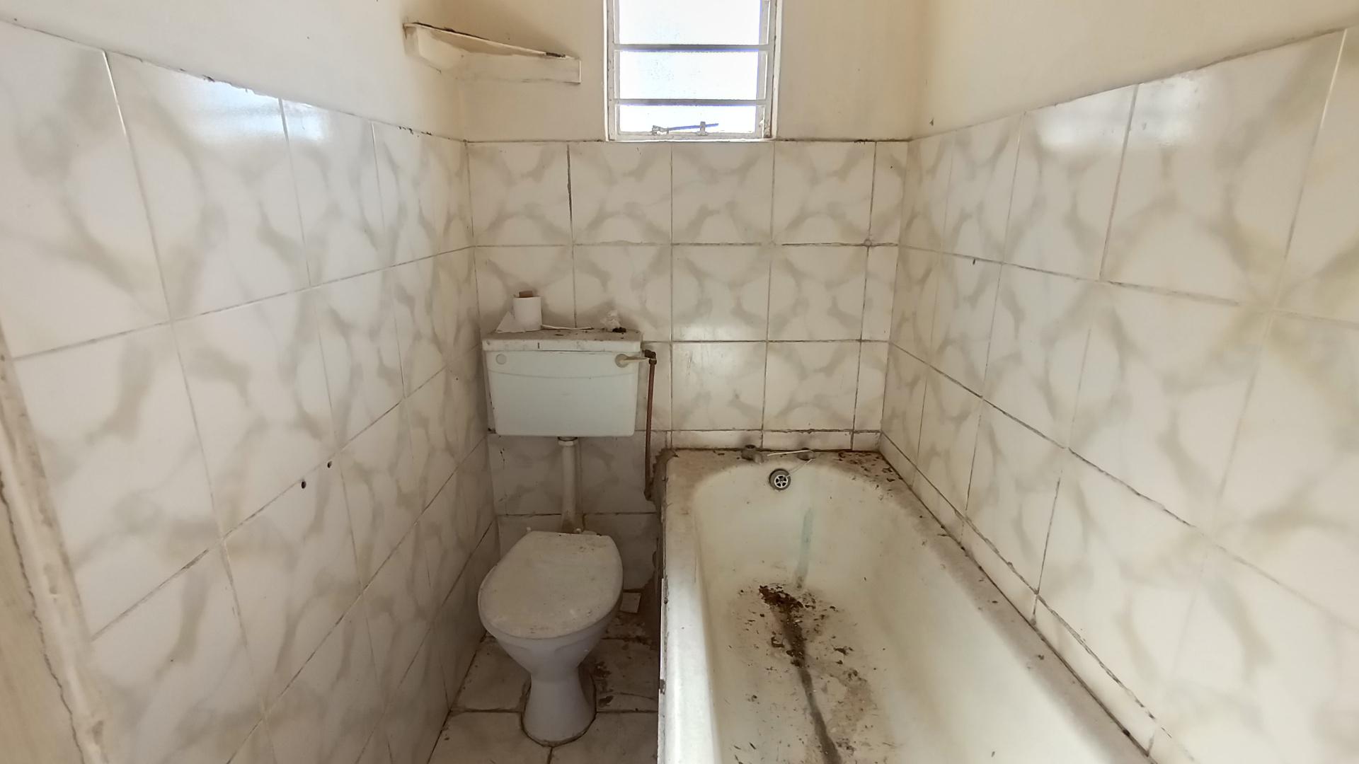Bathroom 1 - 9 square meters of property in Montford
