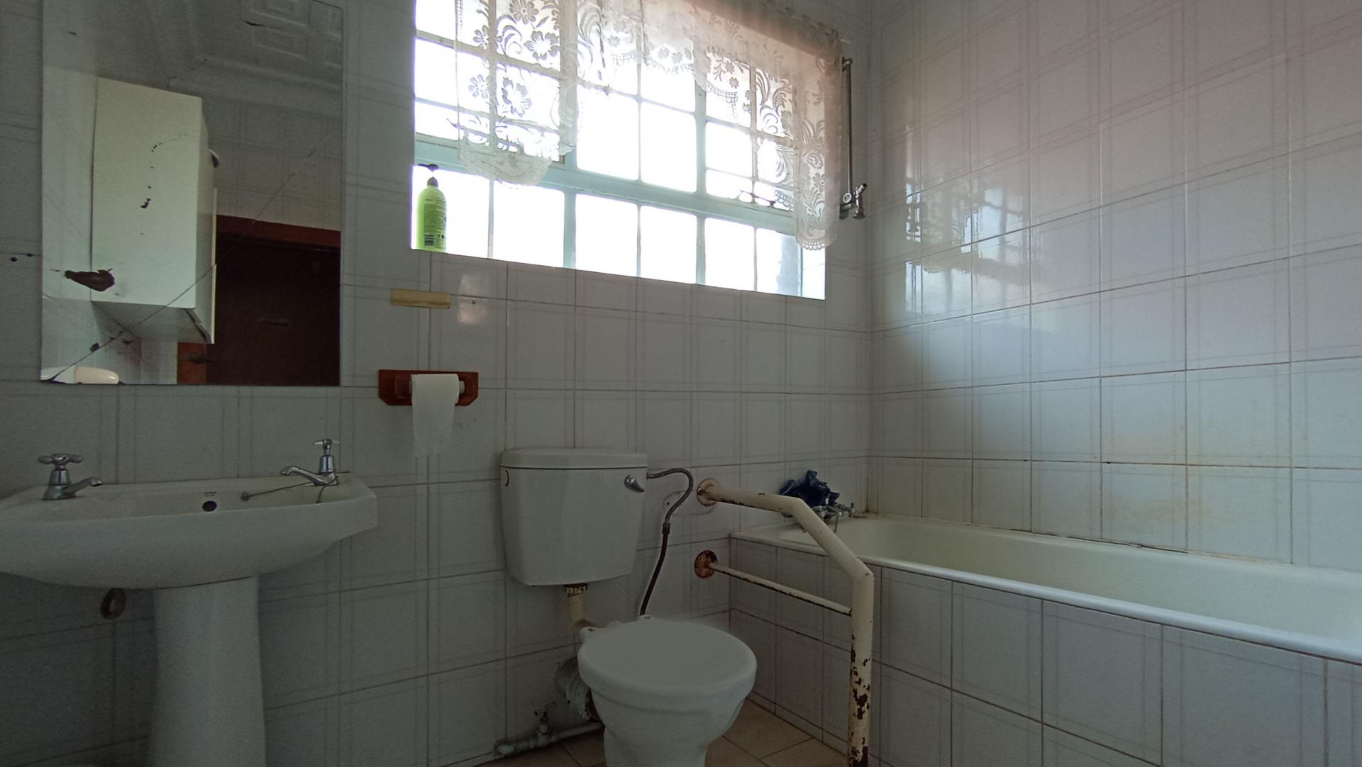 Bathroom 1 - 13 square meters of property in Kensington - JHB