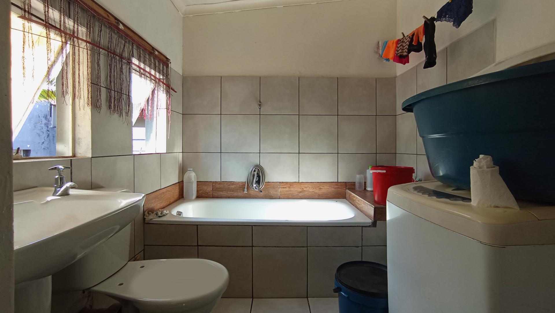 Bathroom 1 - 13 square meters of property in Kensington - JHB