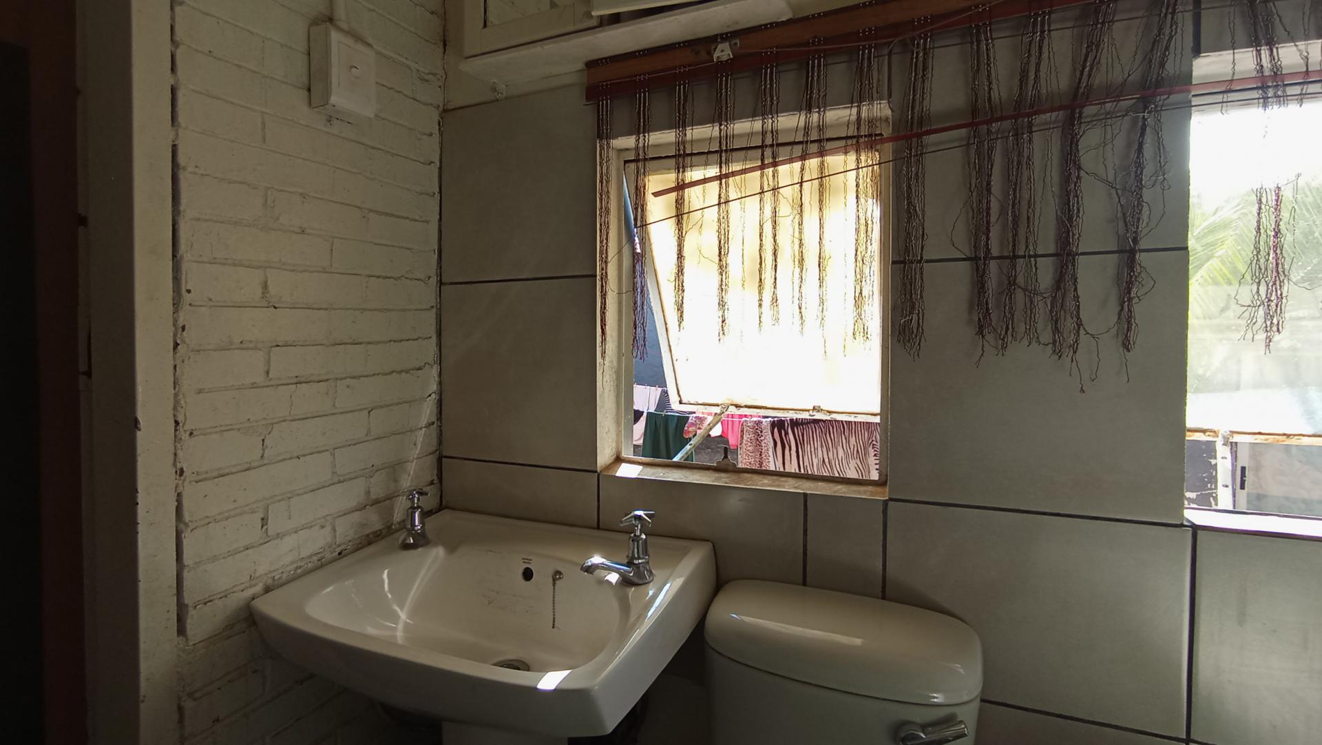 Bathroom 1 - 13 square meters of property in Kensington - JHB