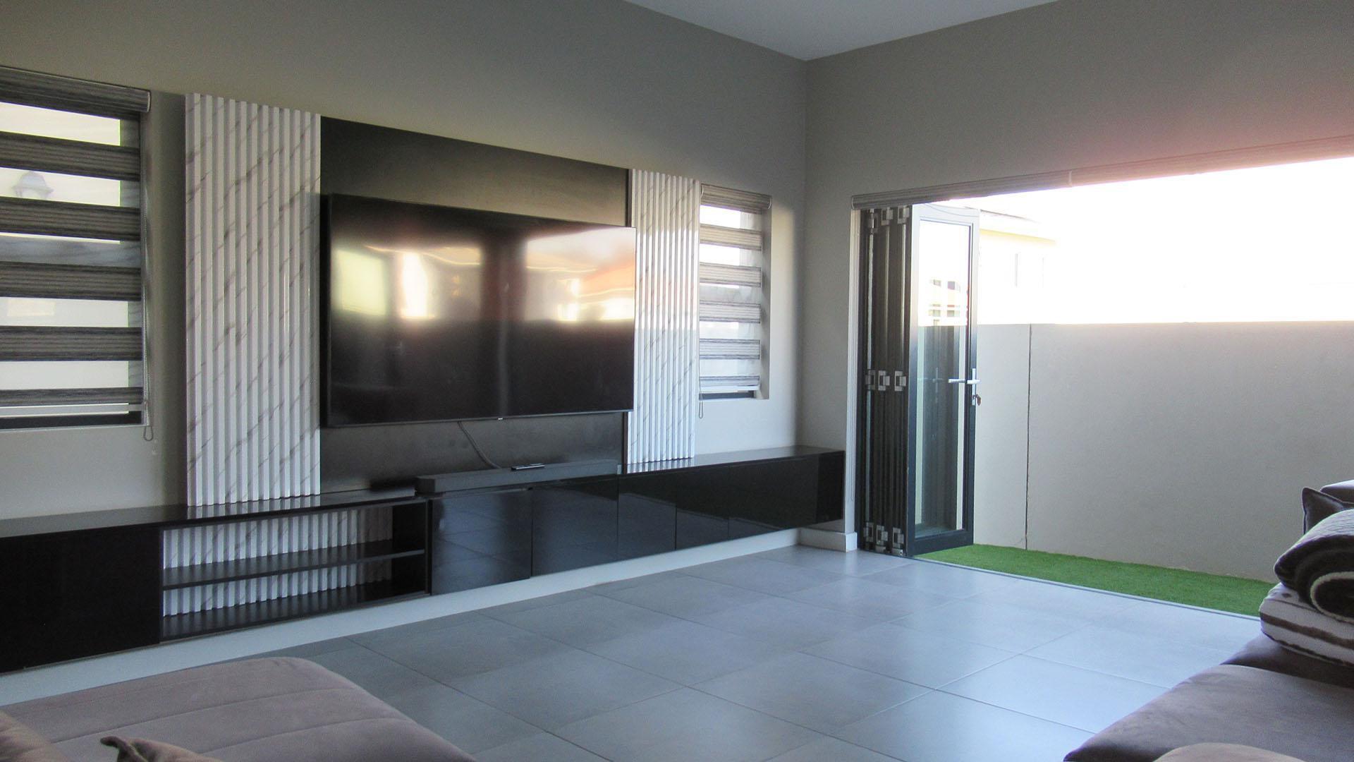 Lounges - 26 square meters of property in Olivedale