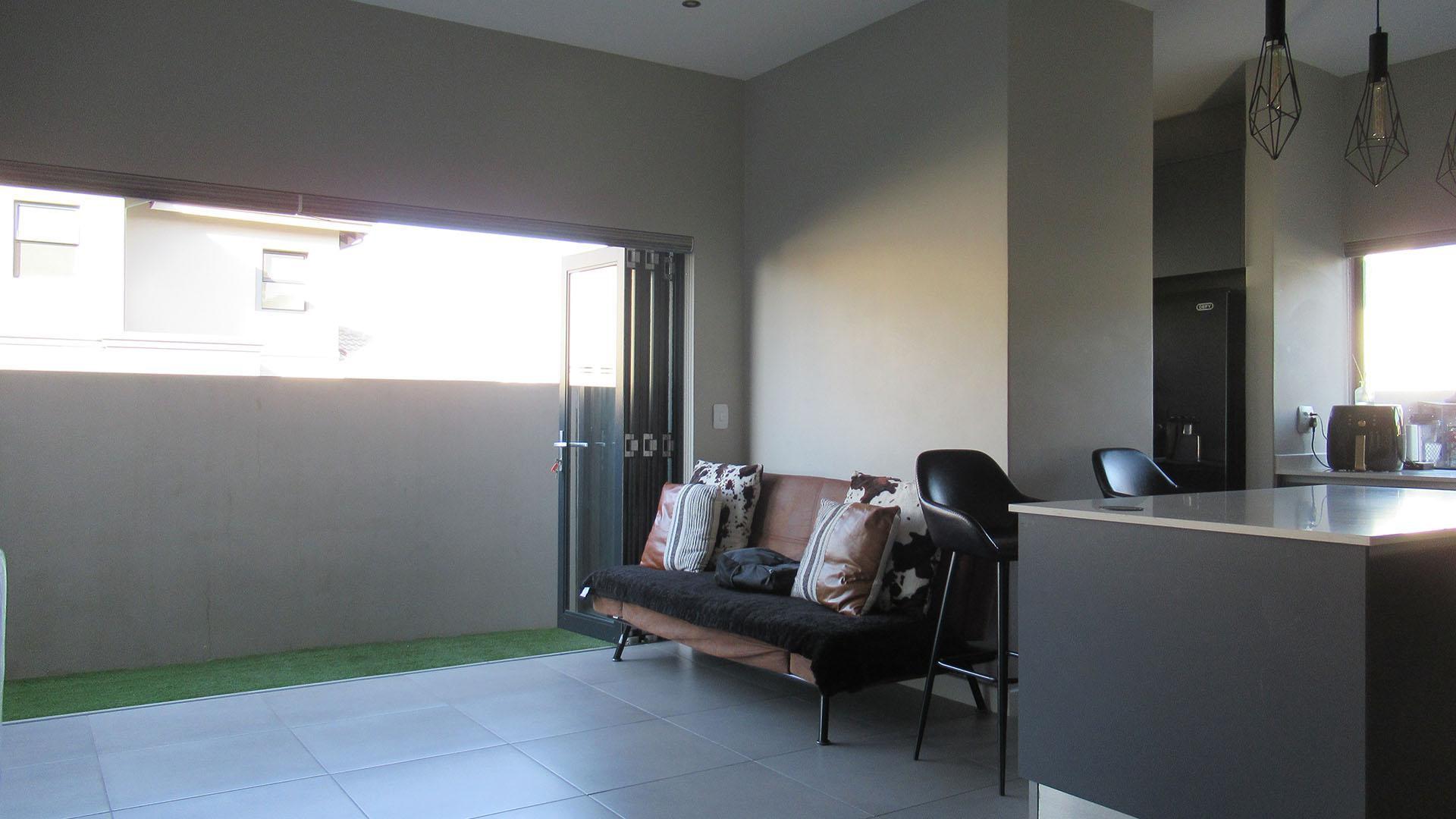 Lounges - 26 square meters of property in Olivedale
