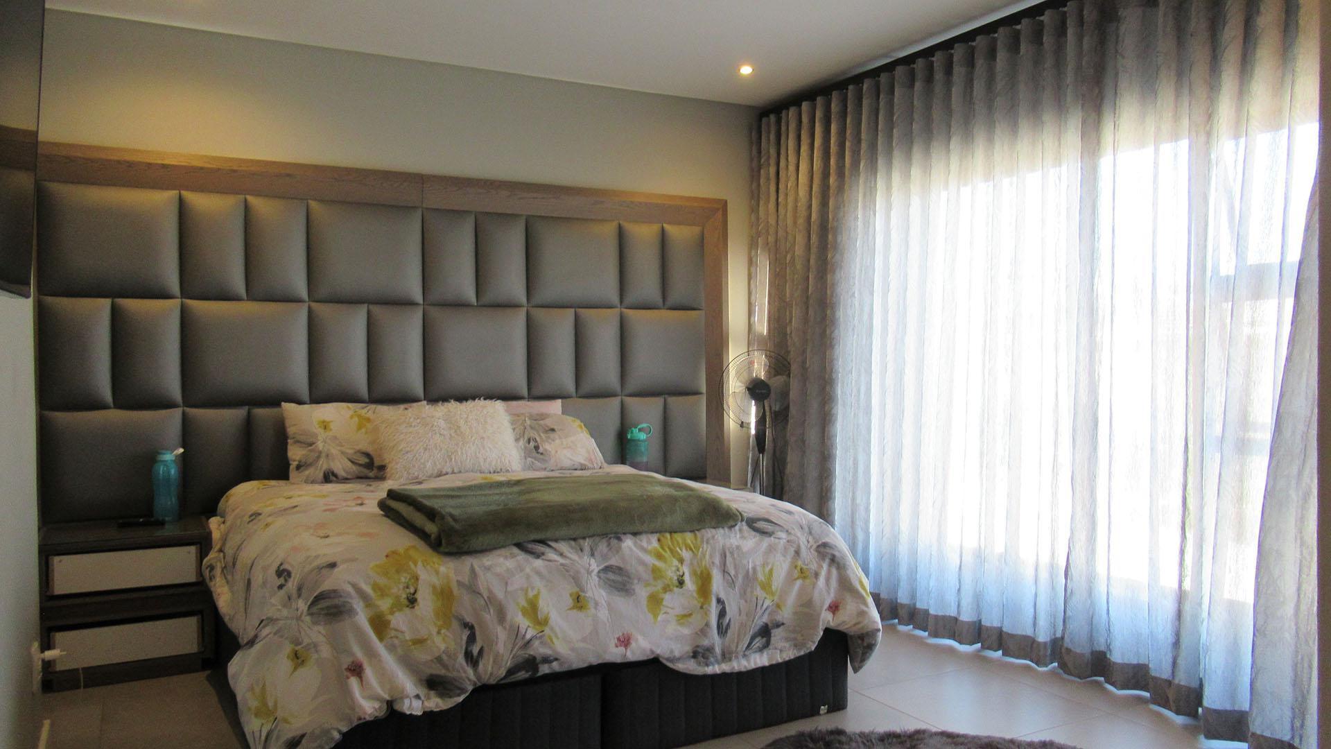 Main Bedroom - 20 square meters of property in Olivedale