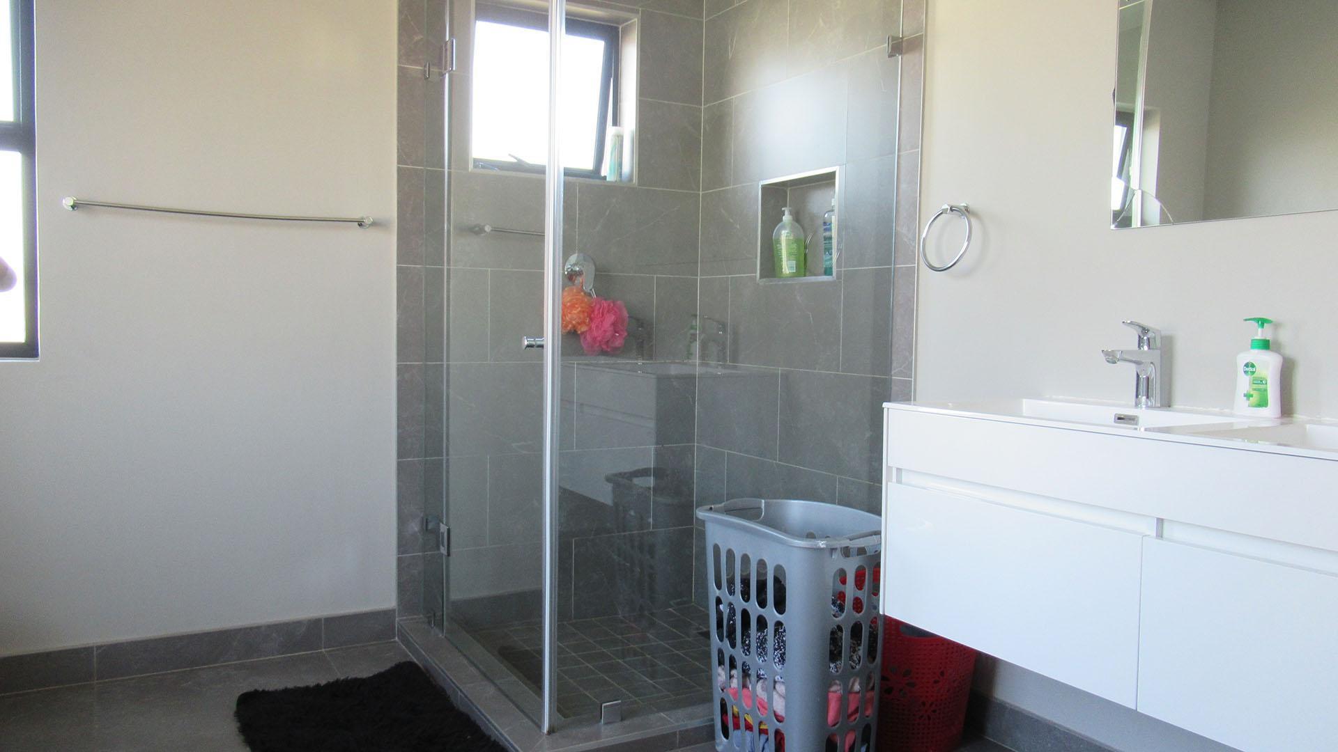 Main Bathroom - 11 square meters of property in Olivedale