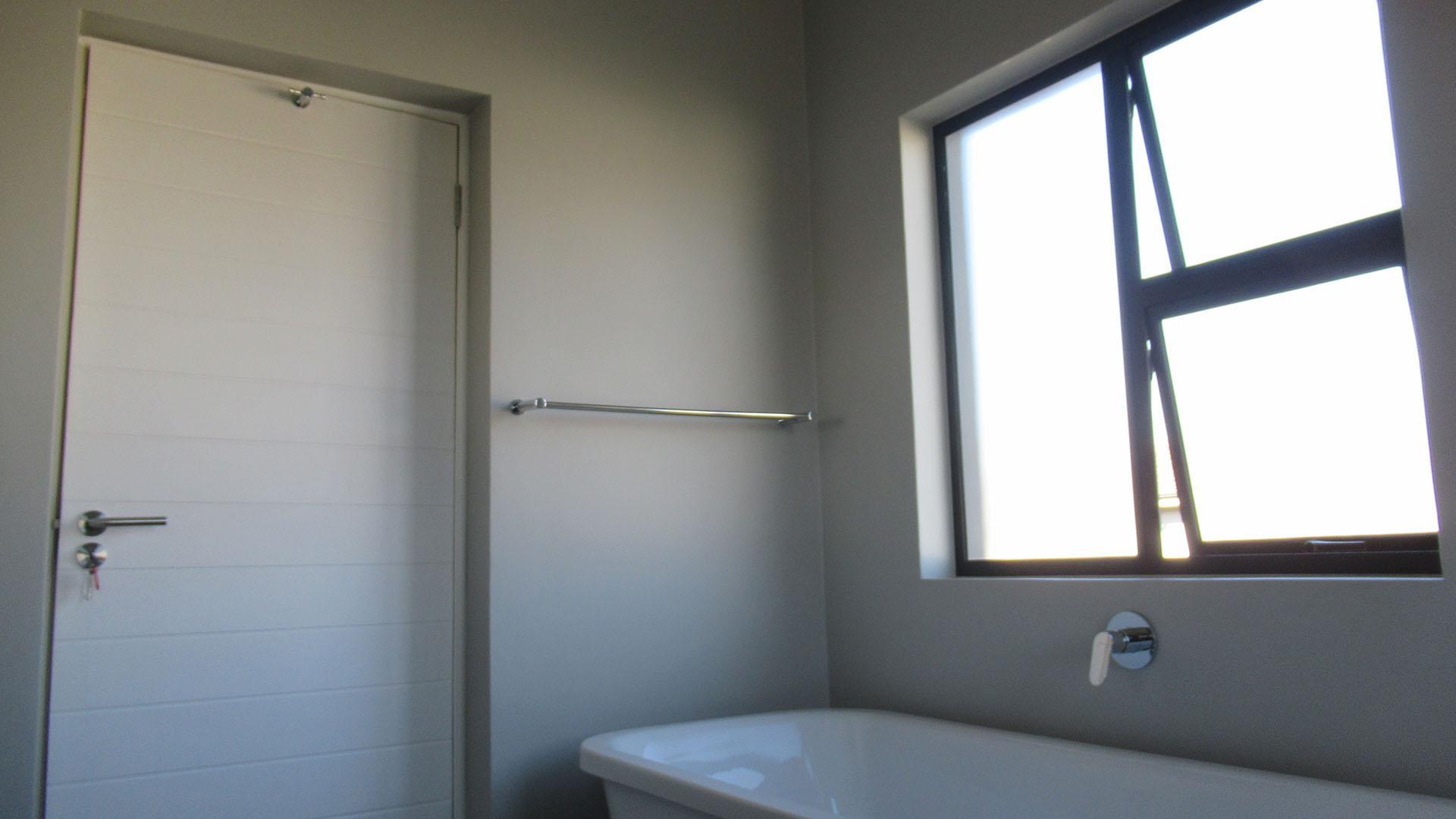 Main Bathroom - 11 square meters of property in Olivedale