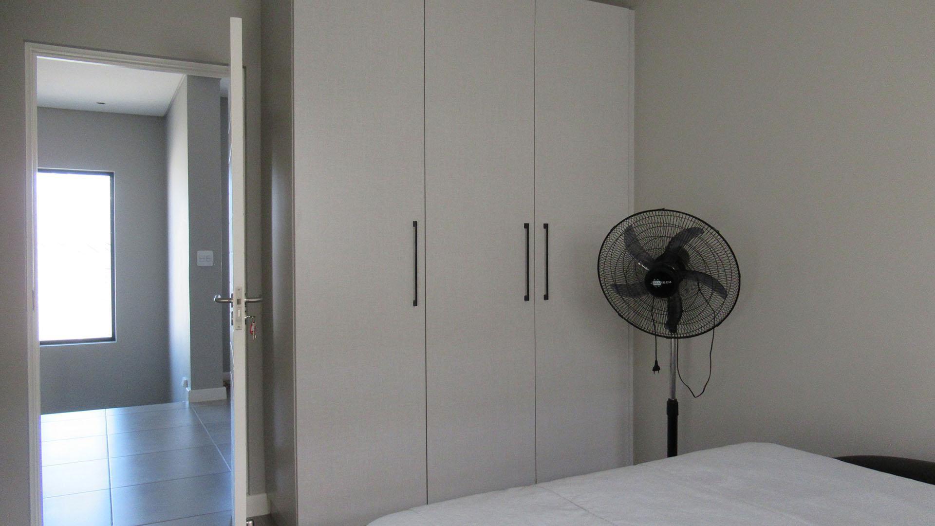 Bed Room 1 - 14 square meters of property in Olivedale