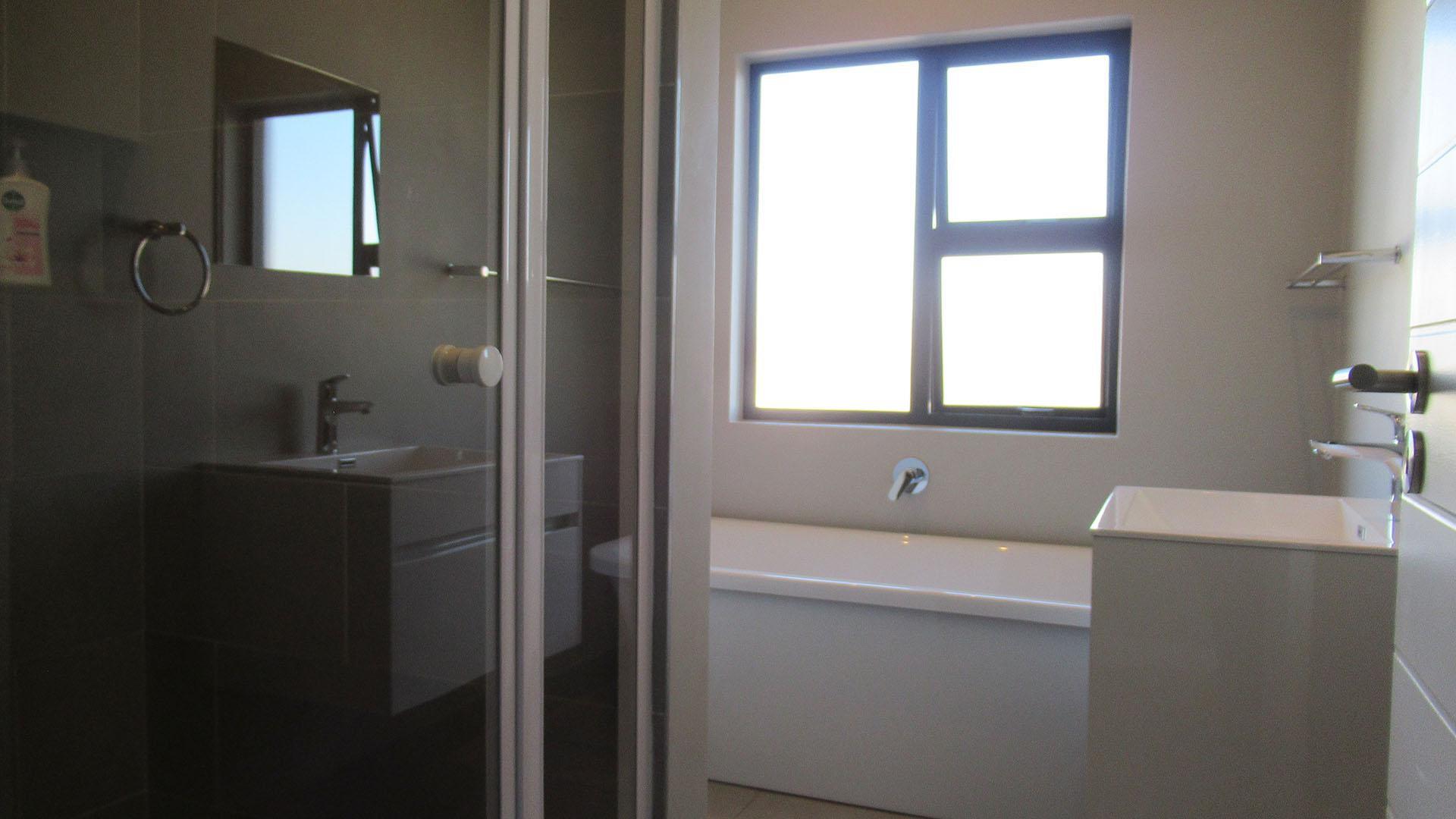 Bathroom 1 - 7 square meters of property in Olivedale