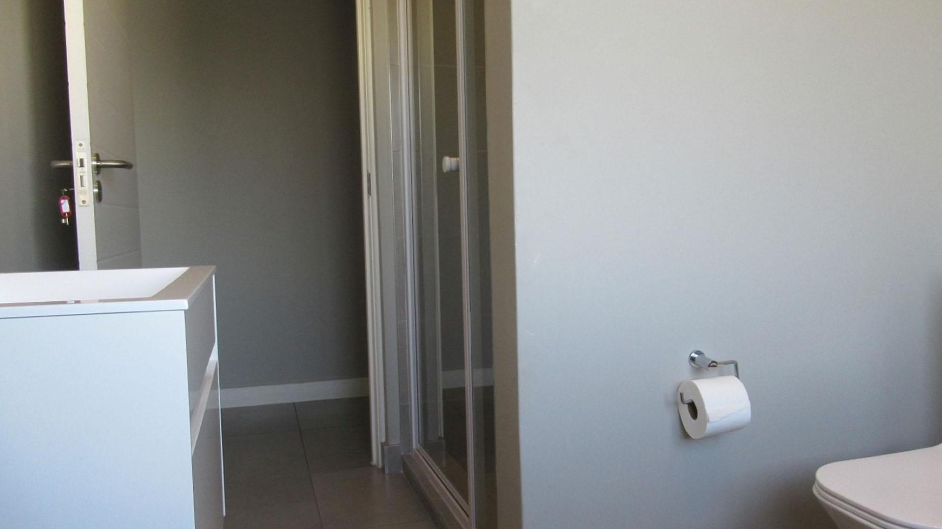 Bathroom 1 - 7 square meters of property in Olivedale