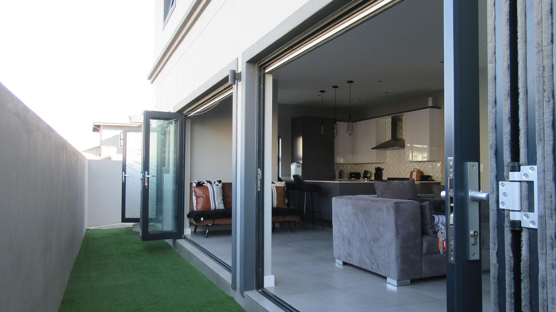 Spaces - 46 square meters of property in Olivedale