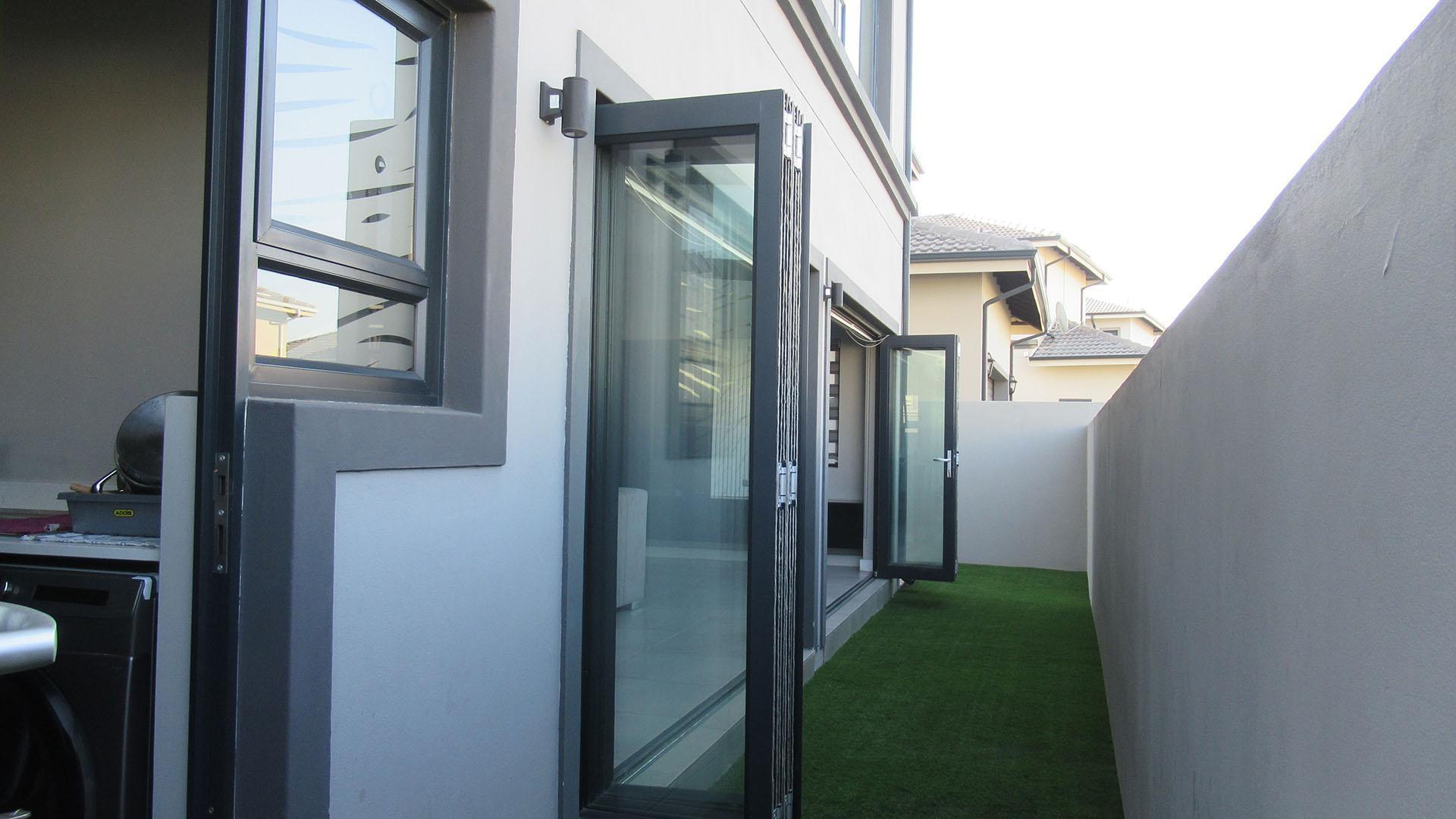Spaces - 46 square meters of property in Olivedale