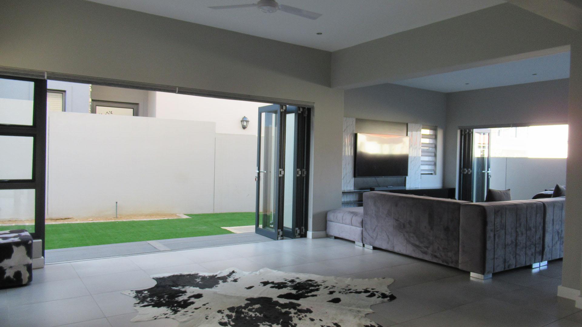 Dining Room - 21 square meters of property in Olivedale