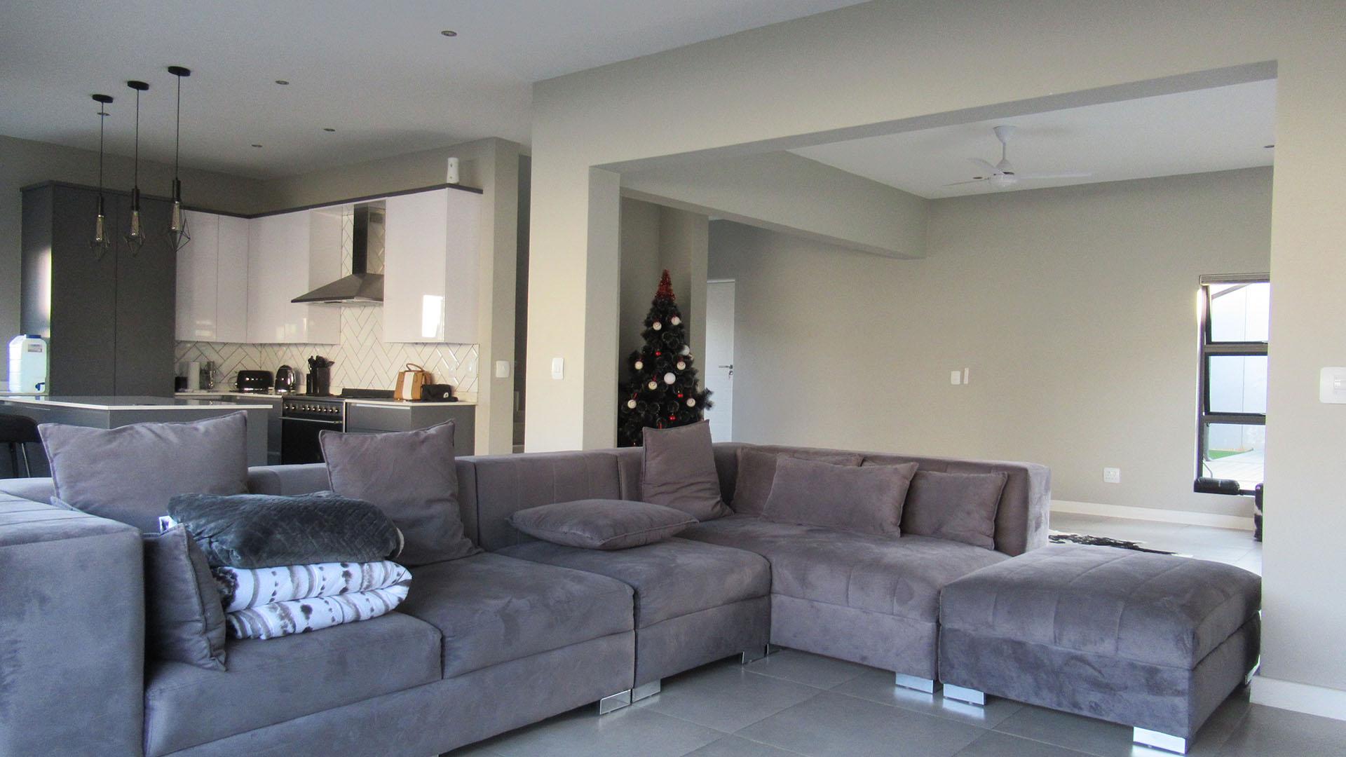 Lounges - 26 square meters of property in Olivedale