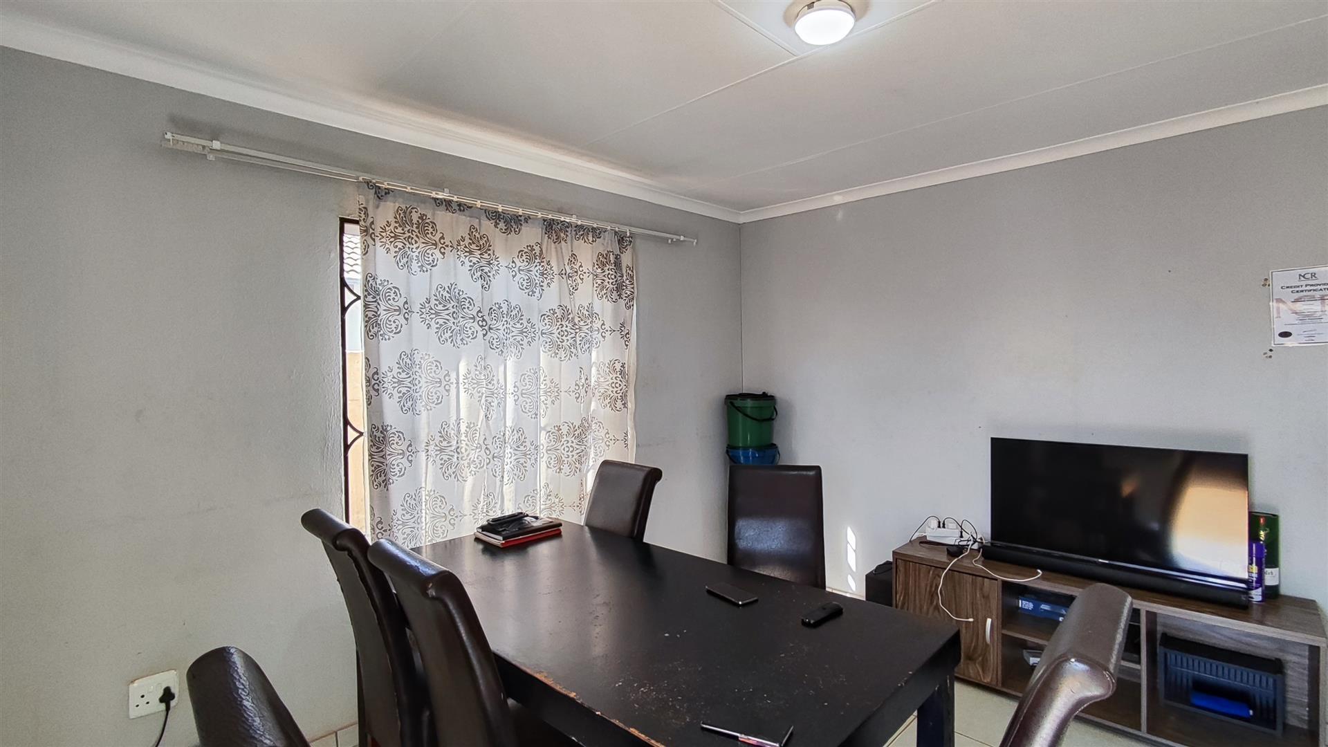 Lounges - 13 square meters of property in Crystal Park