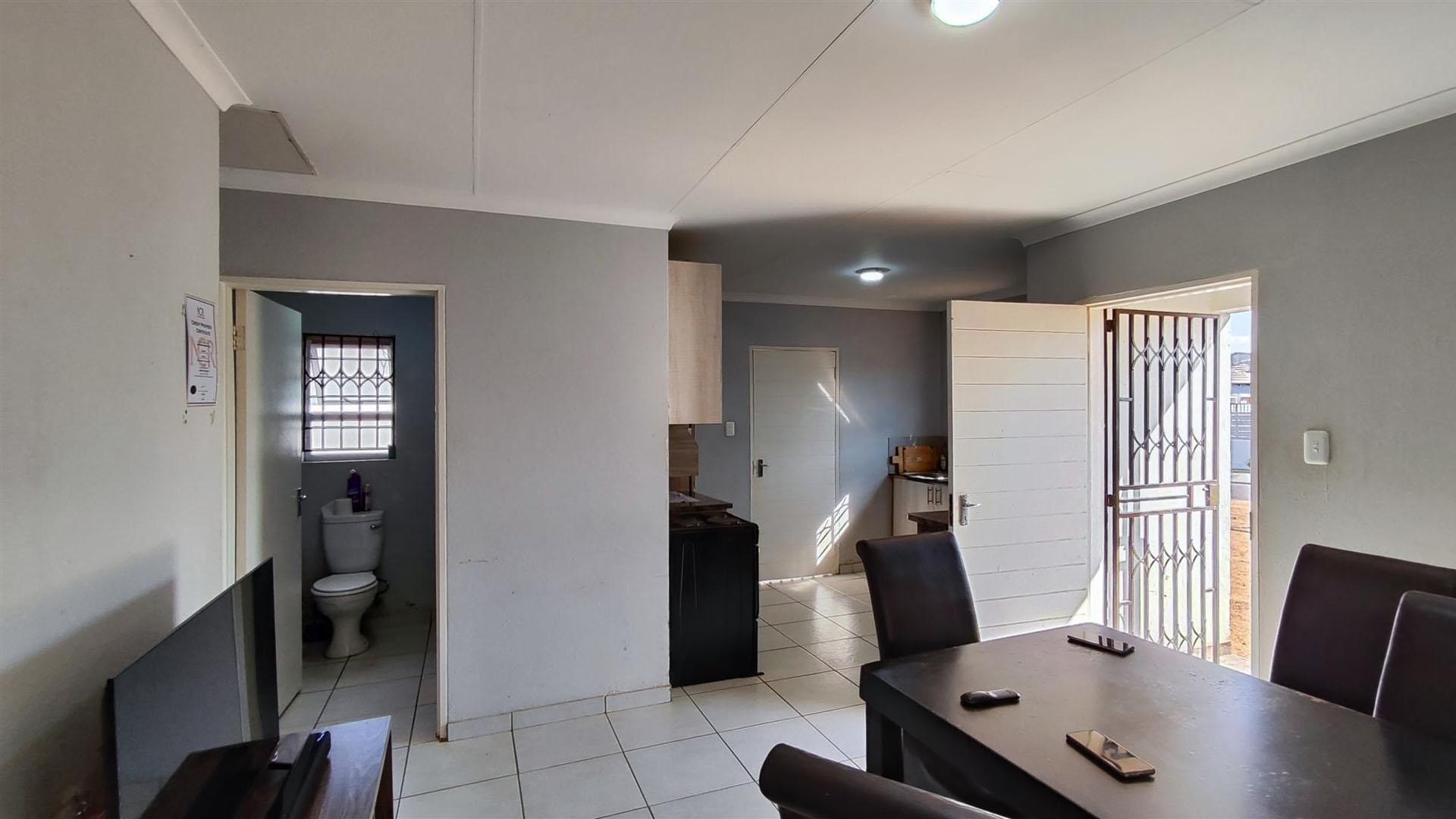 Lounges - 13 square meters of property in Crystal Park