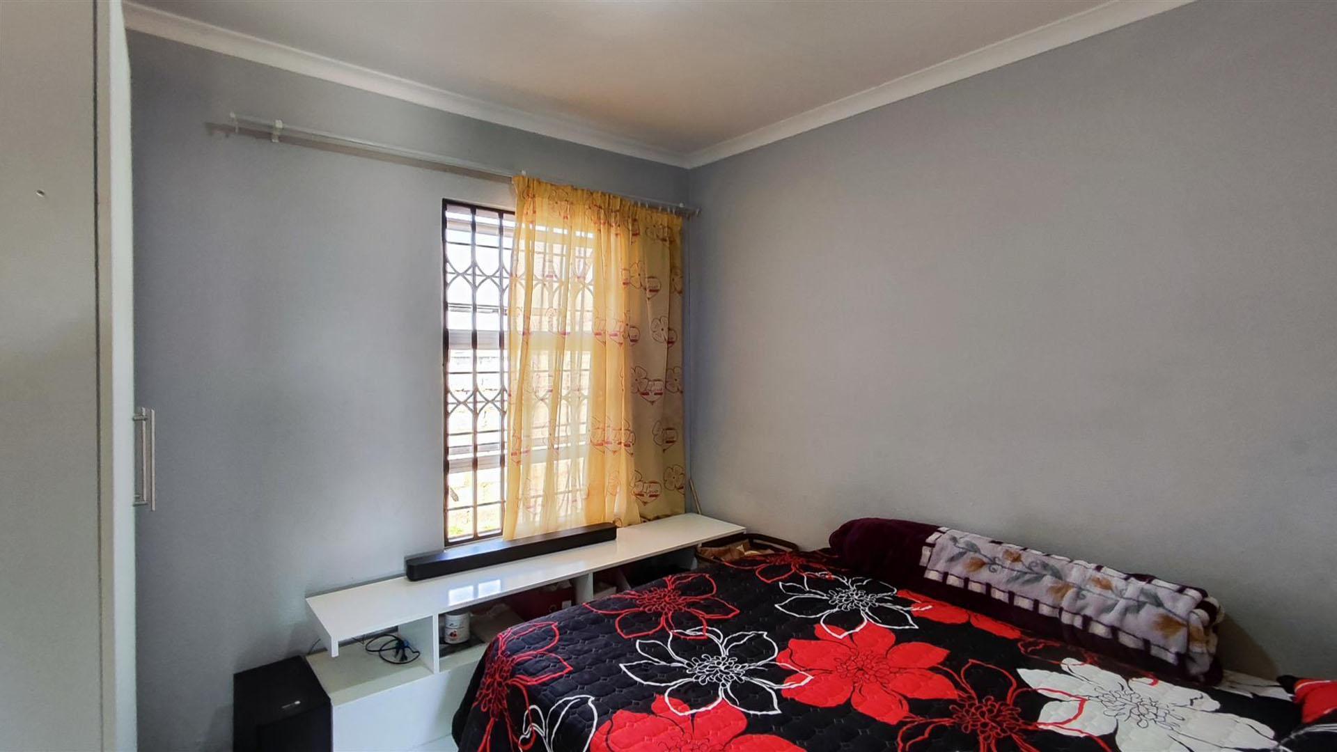 Bed Room 2 - 9 square meters of property in Crystal Park