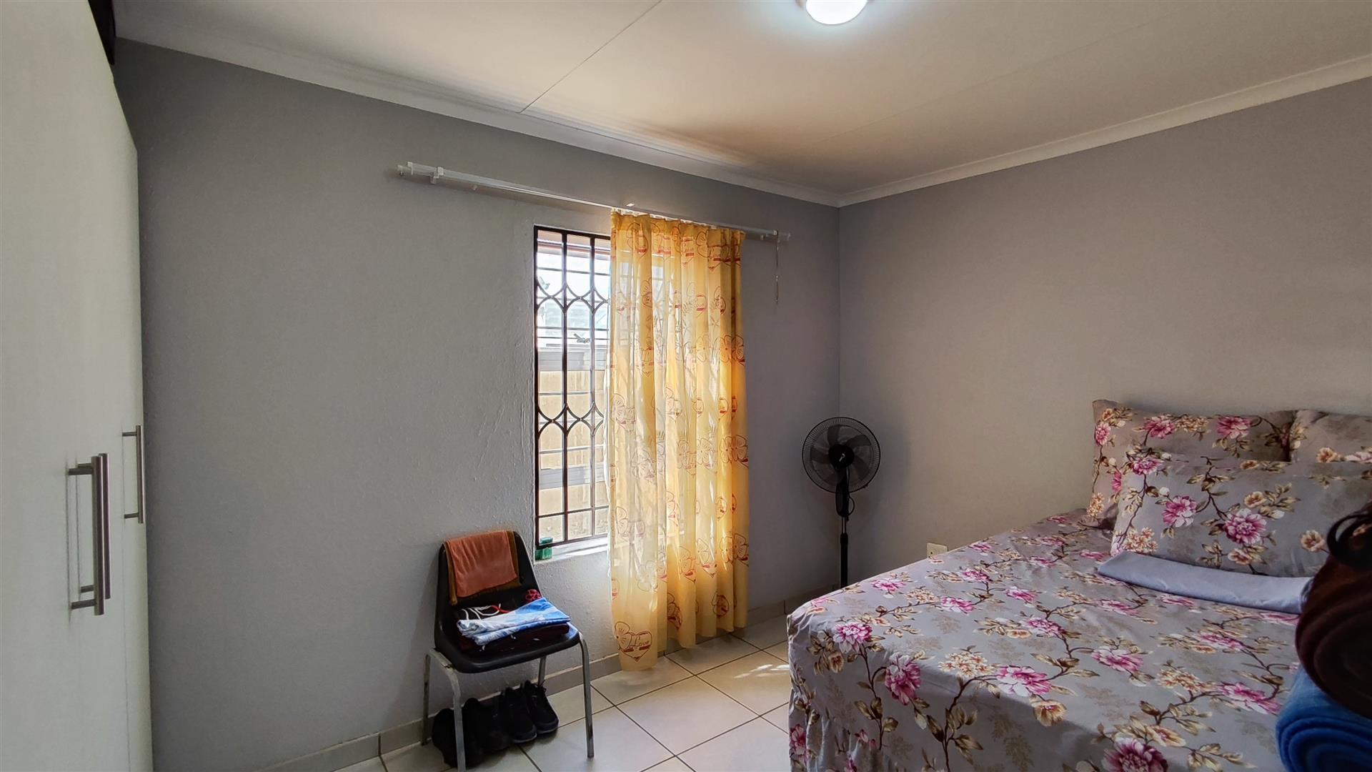 Bed Room 1 - 12 square meters of property in Crystal Park