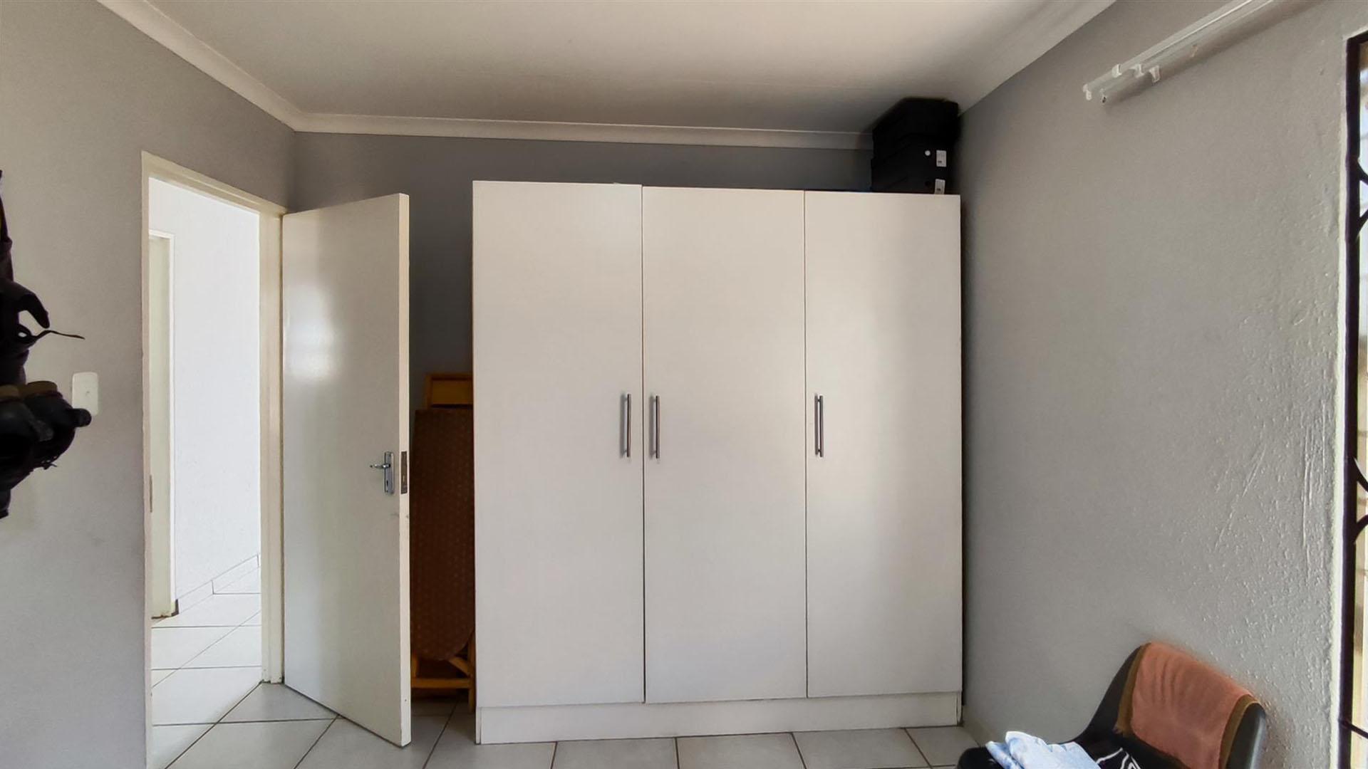 Bed Room 1 - 12 square meters of property in Crystal Park