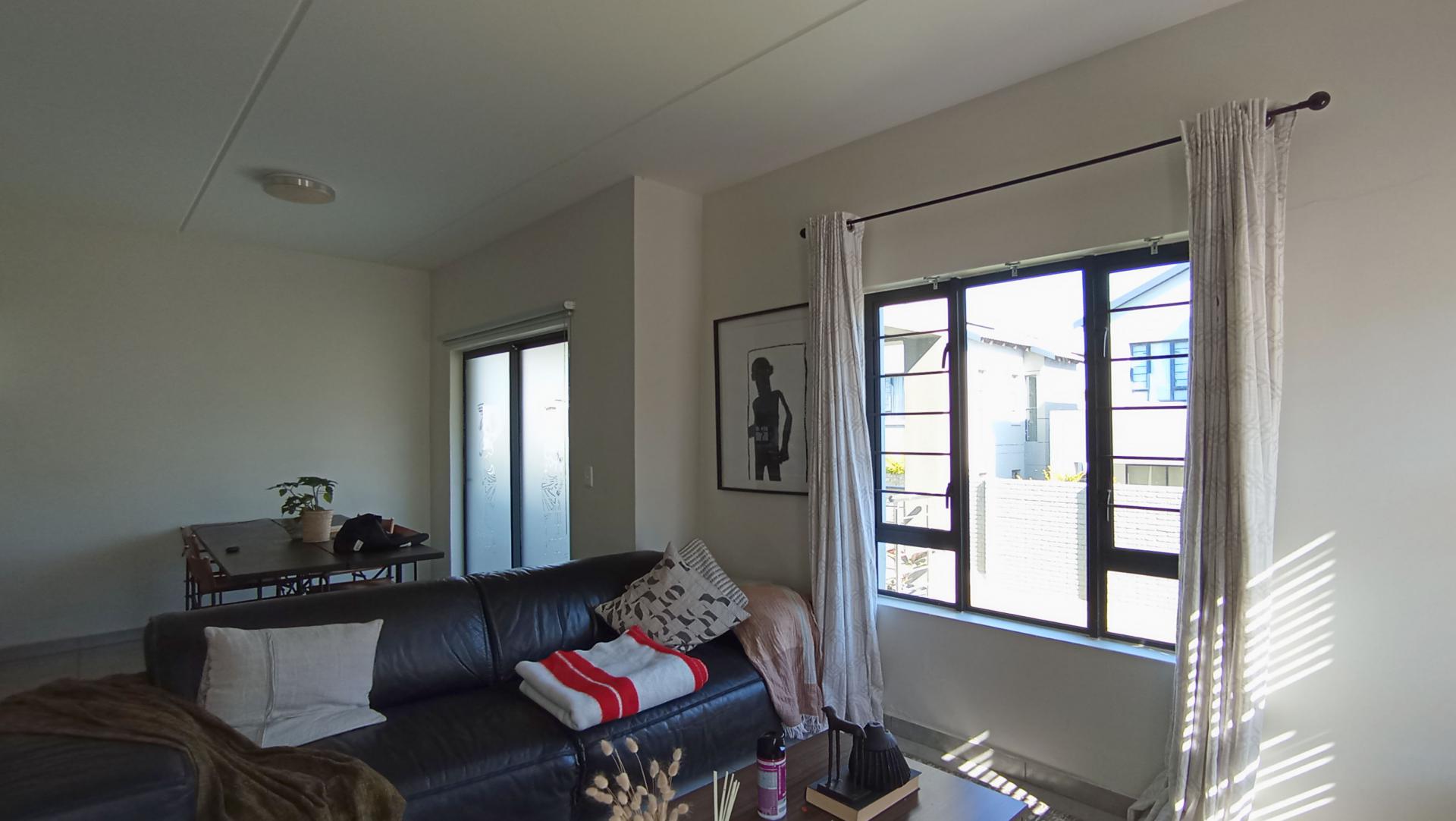 Lounges - 12 square meters of property in Witkoppen