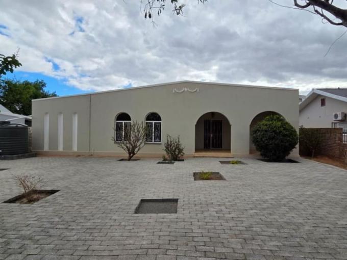 4 Bedroom House for Sale For Sale in Oudtshoorn - MR685787