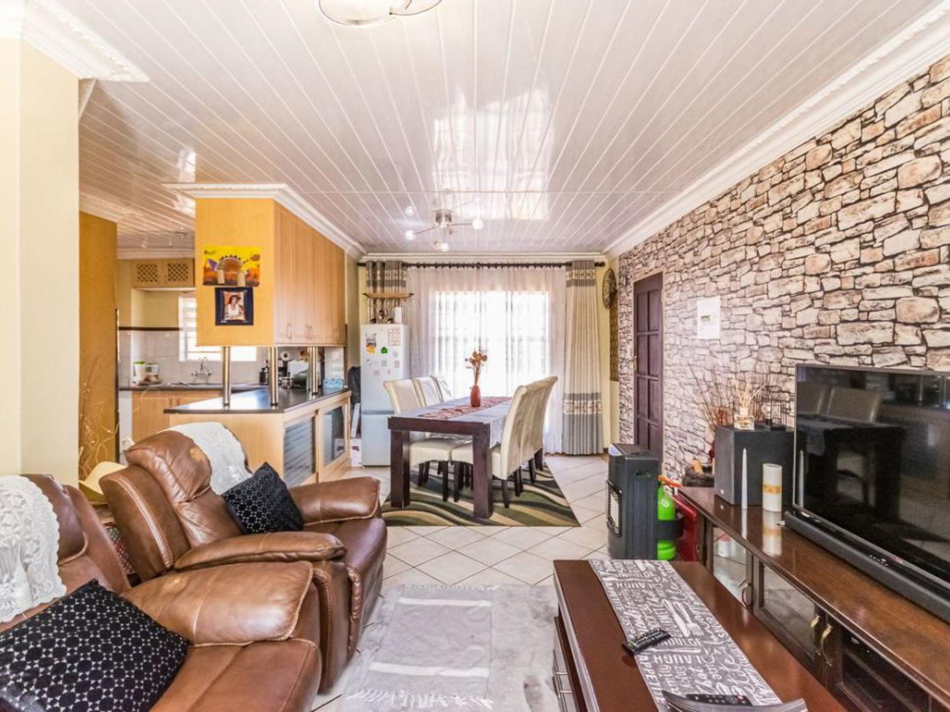  of property in Die Hoewes