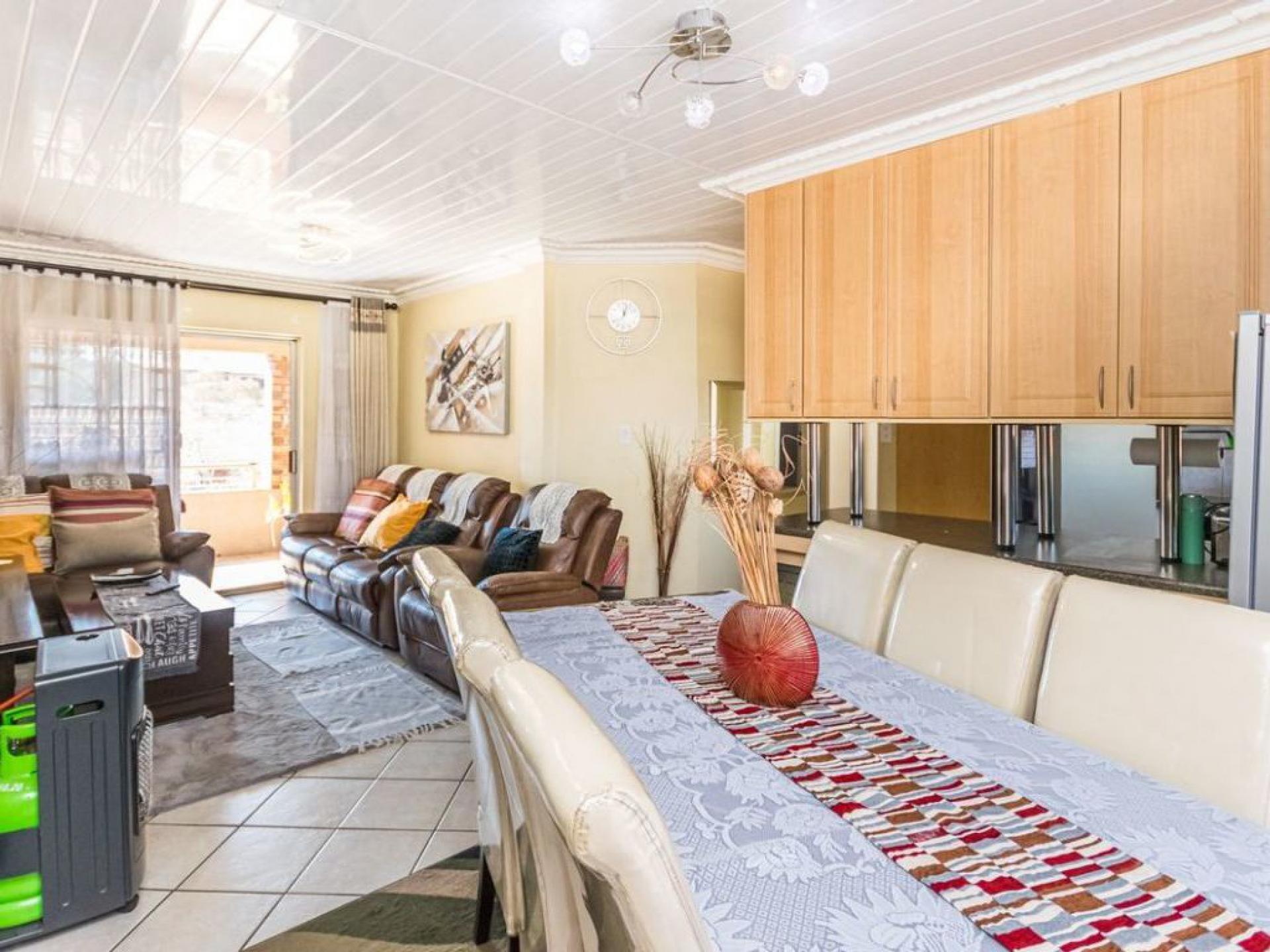  of property in Die Hoewes