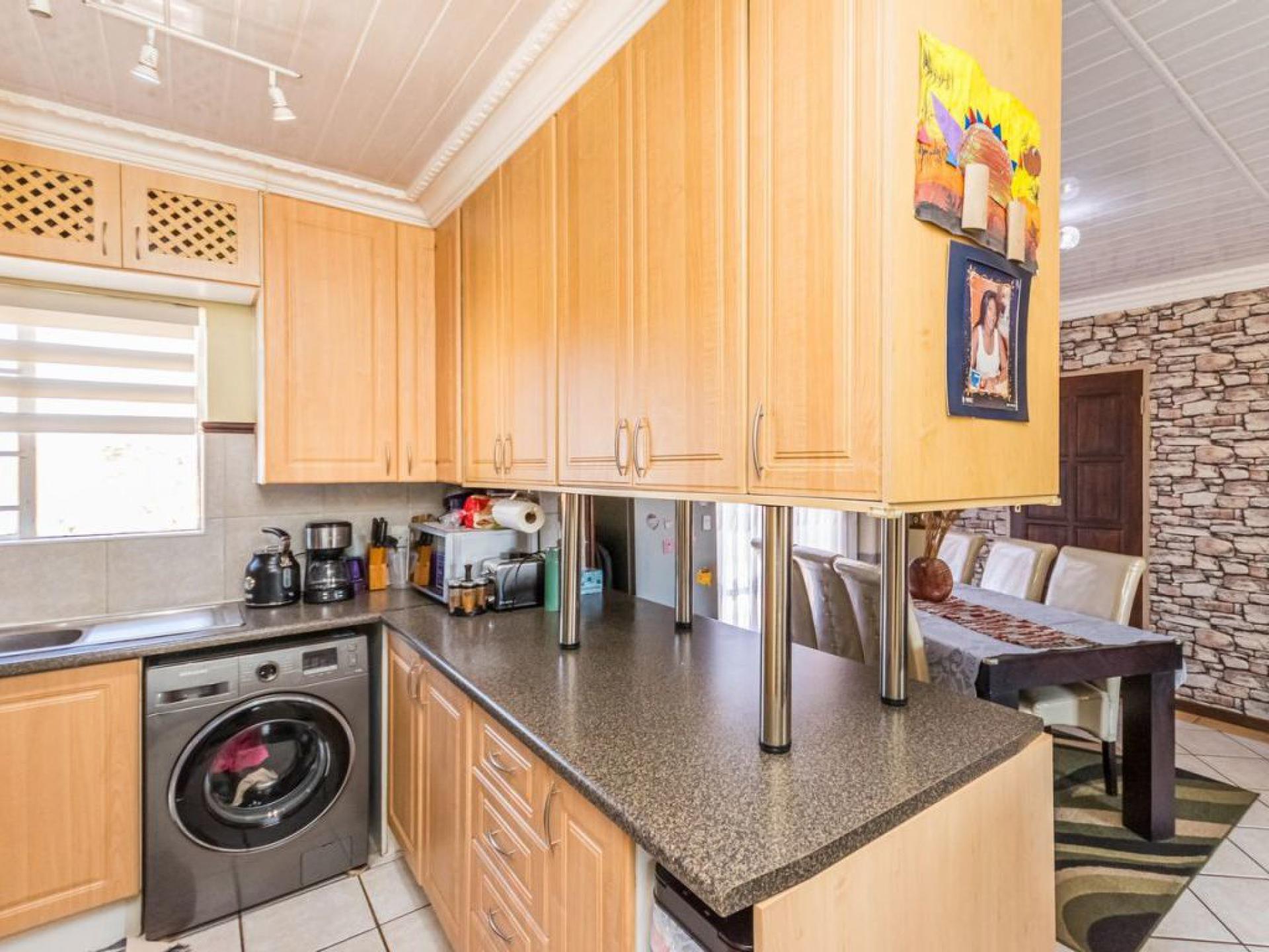  of property in Die Hoewes