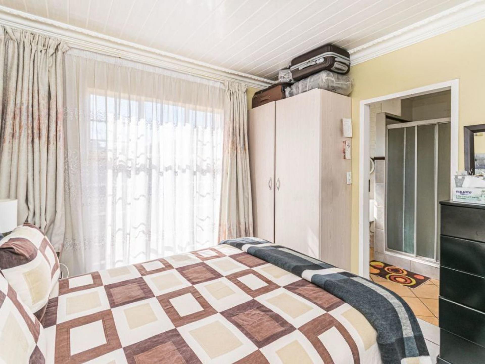  of property in Die Hoewes