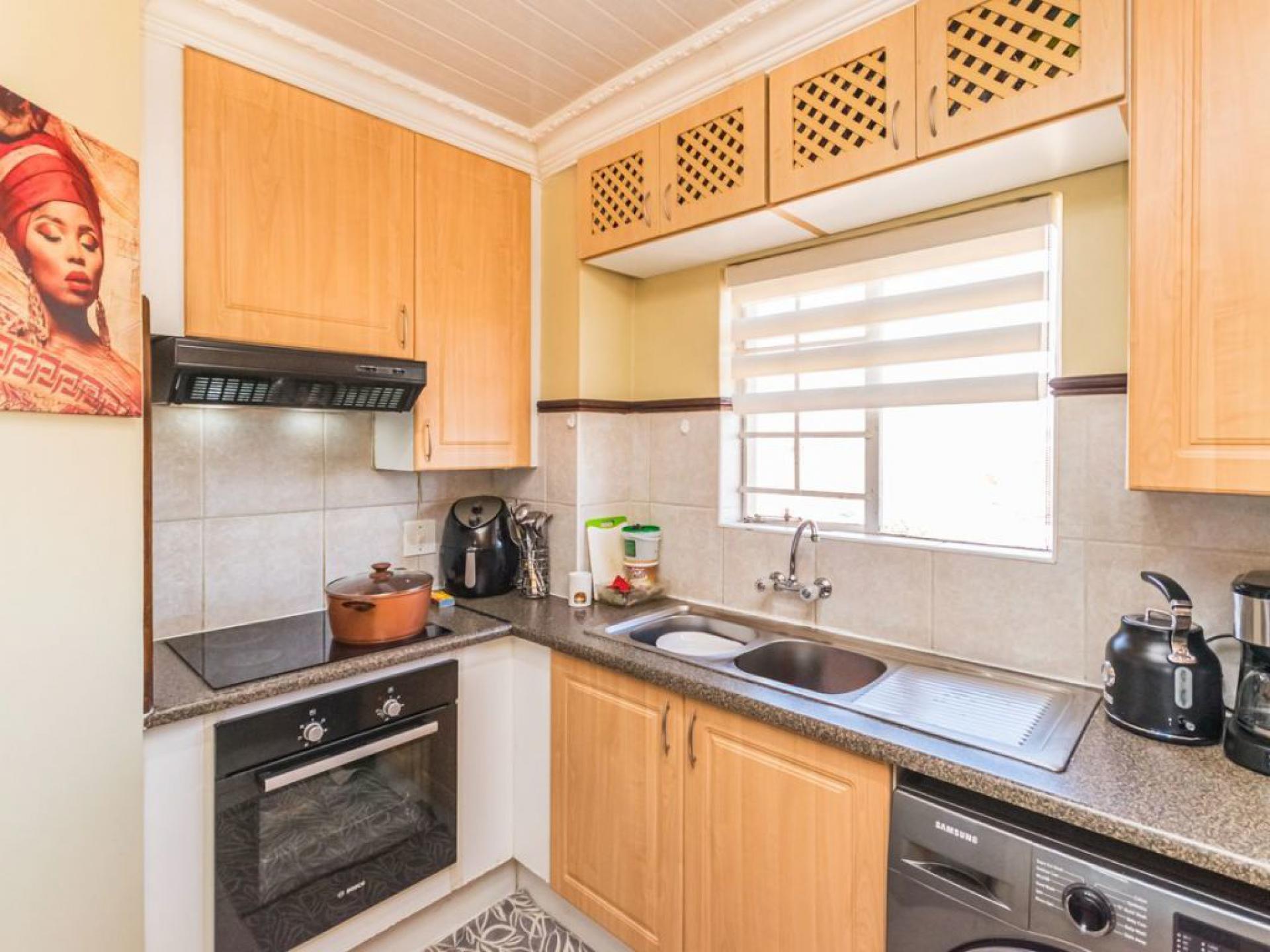  of property in Die Hoewes