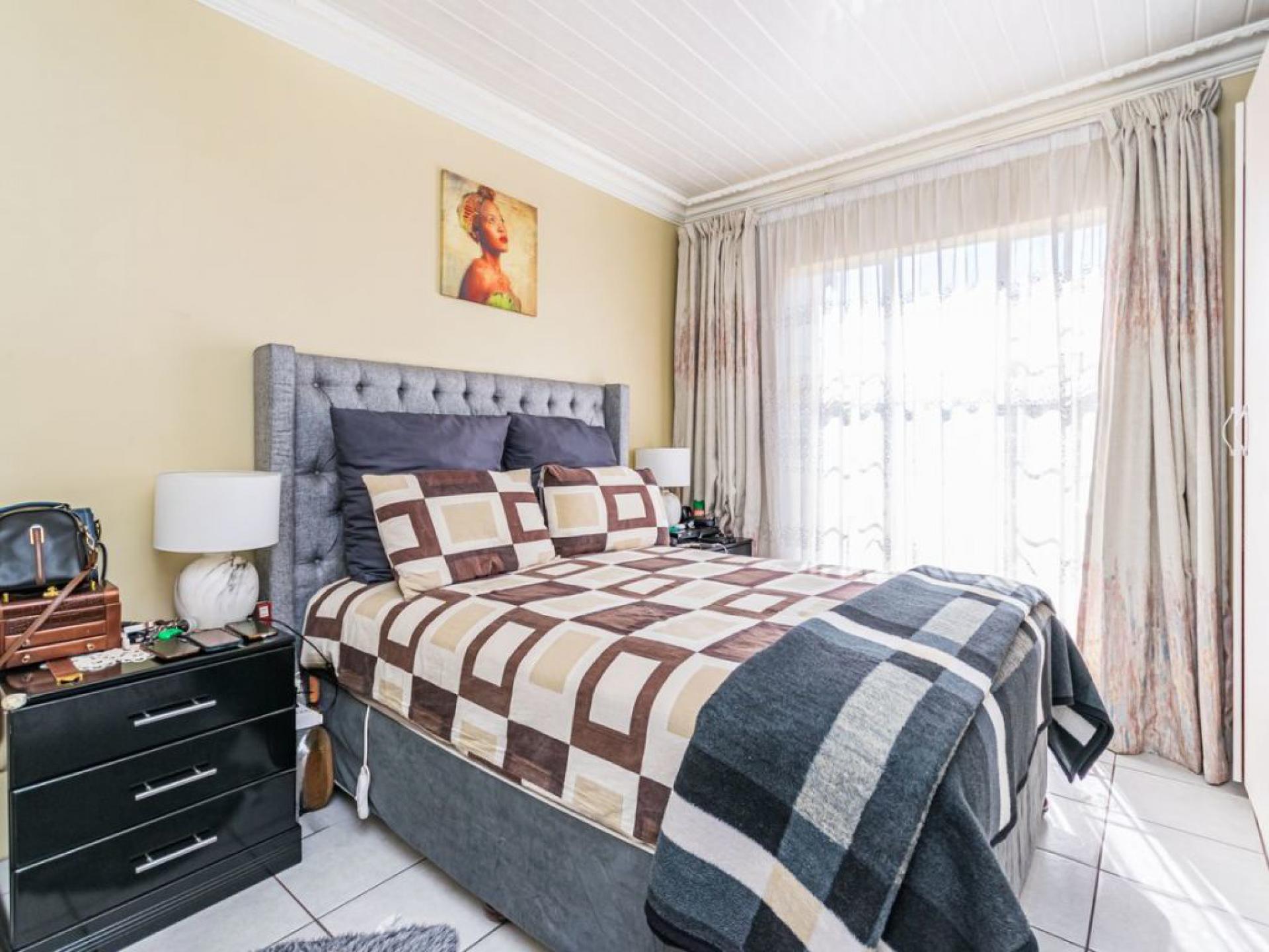  of property in Die Hoewes