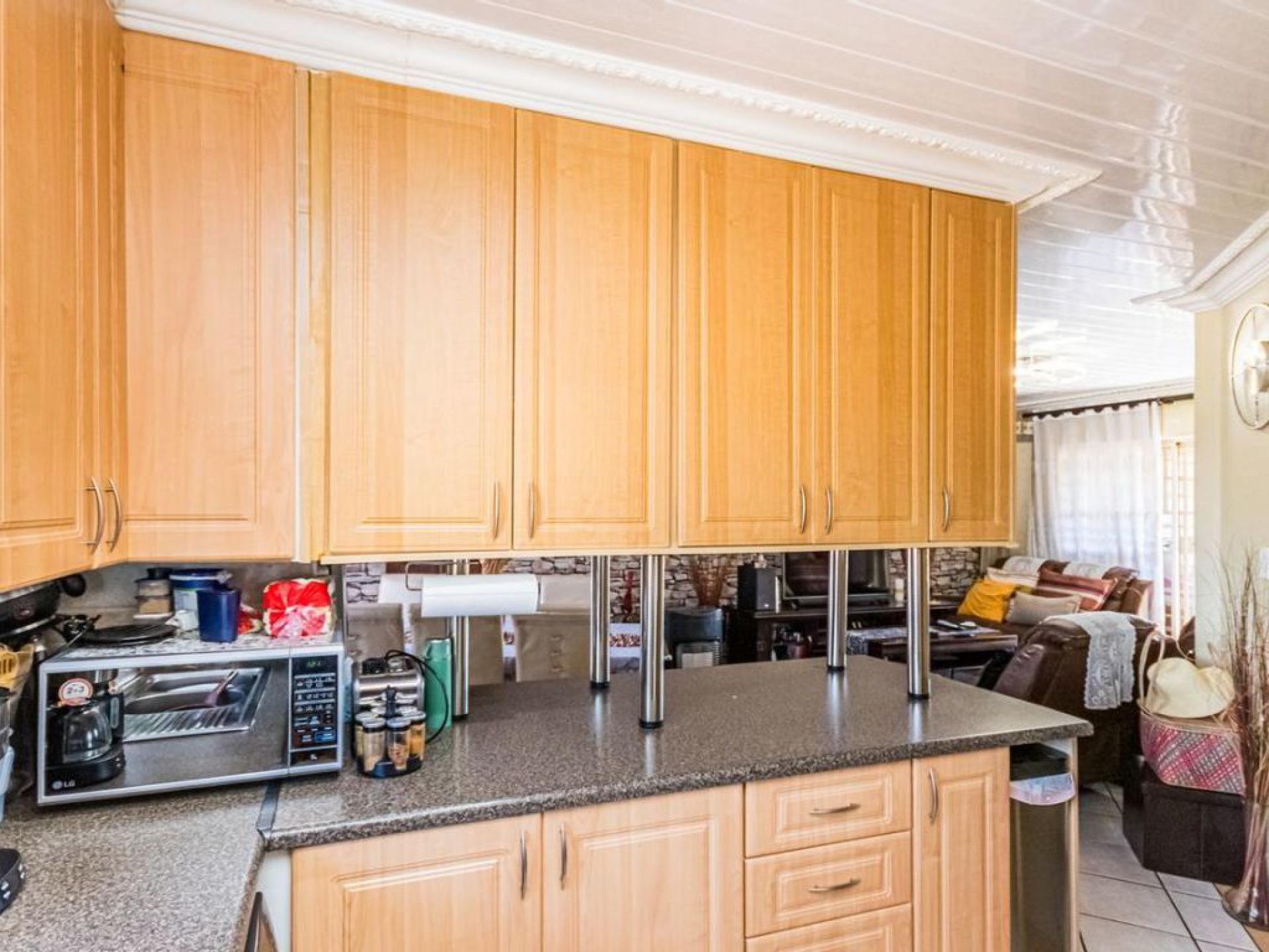  of property in Die Hoewes