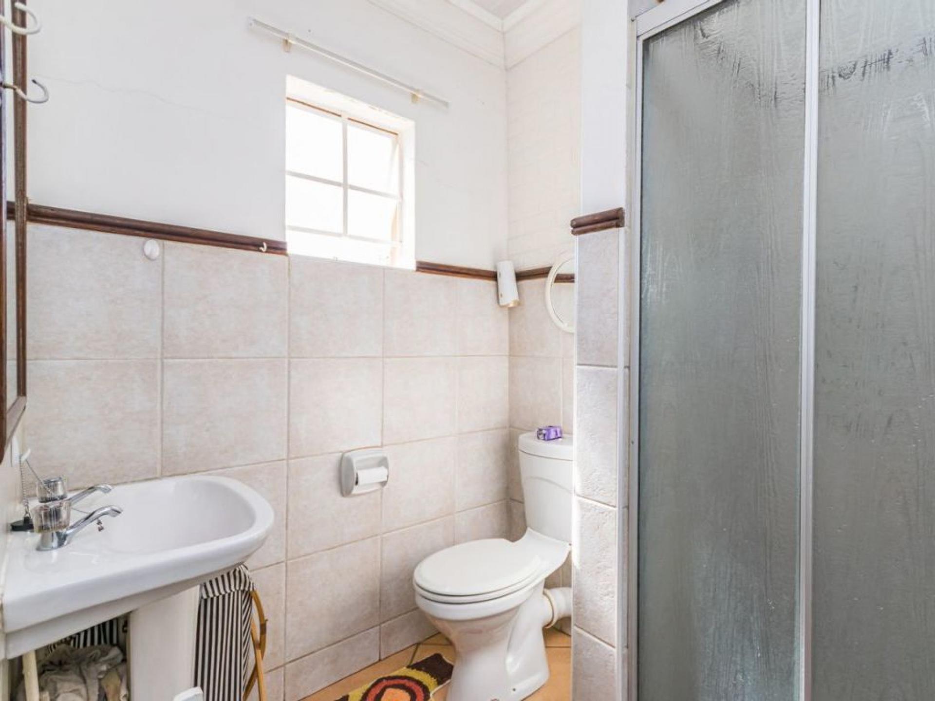  of property in Die Hoewes