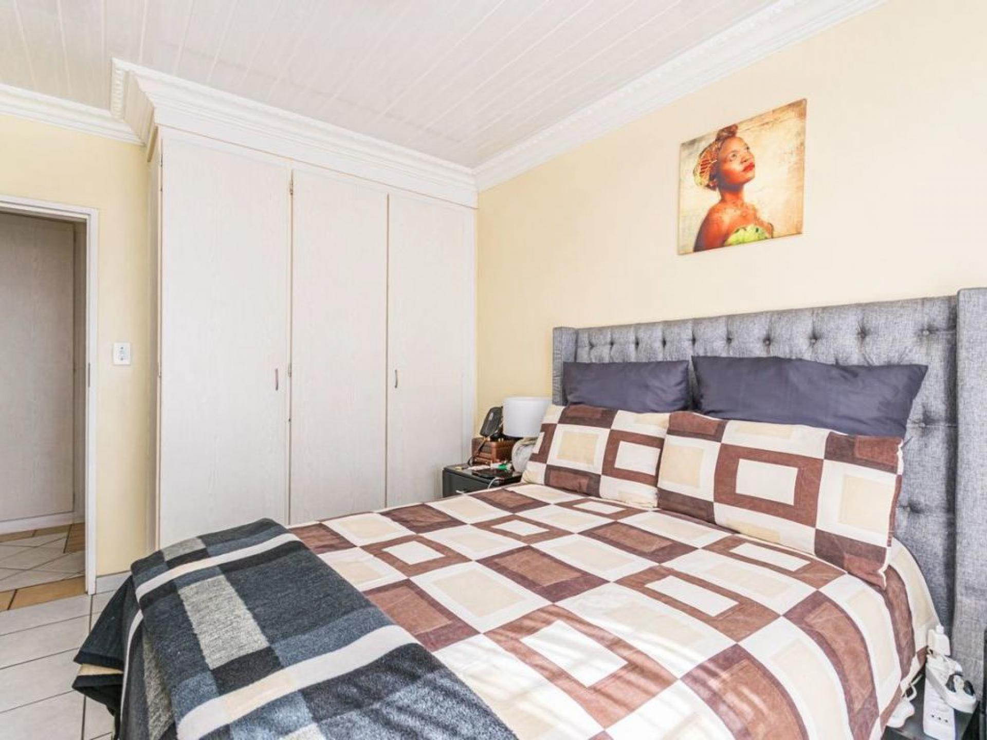  of property in Die Hoewes