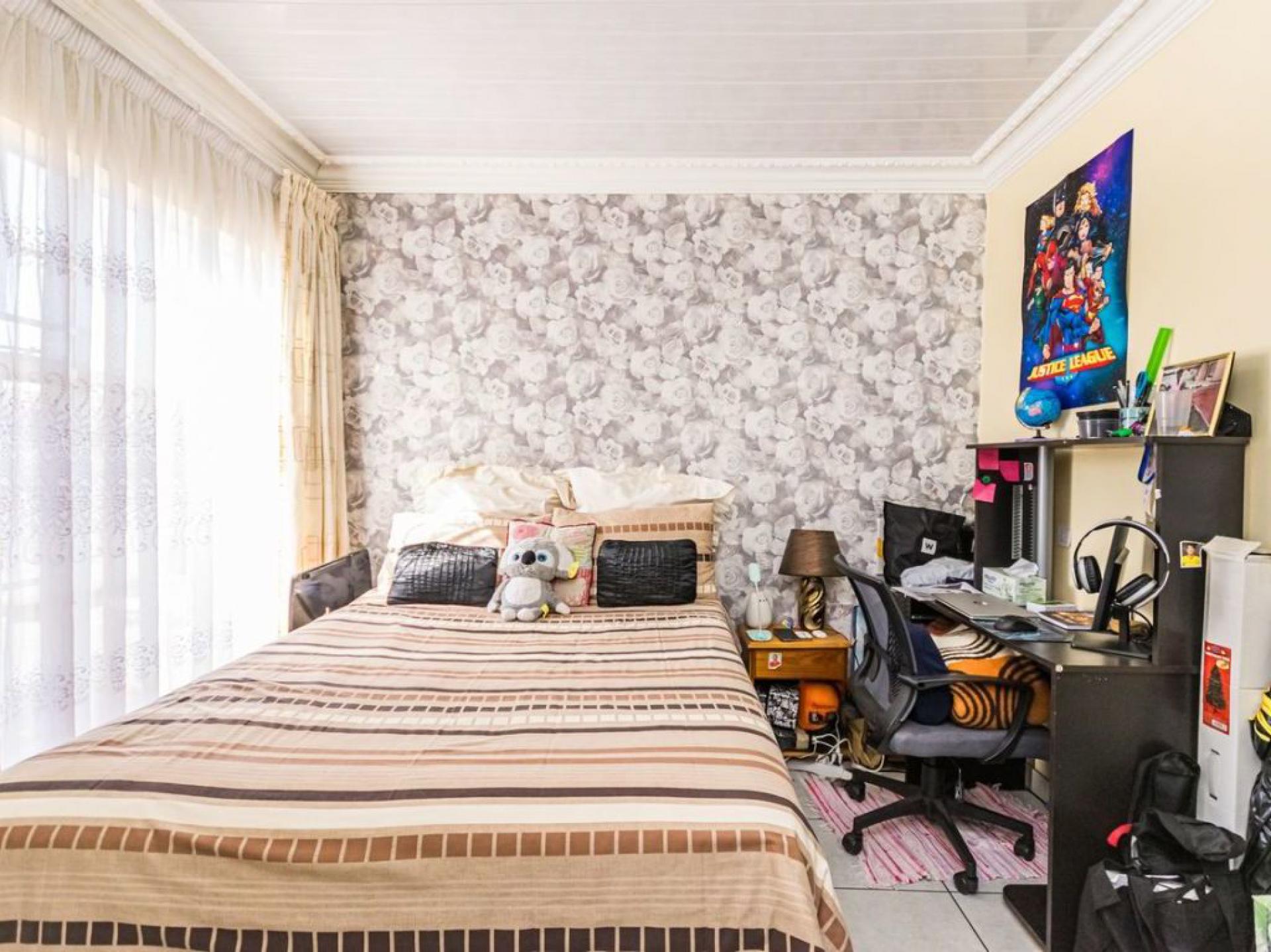  of property in Die Hoewes