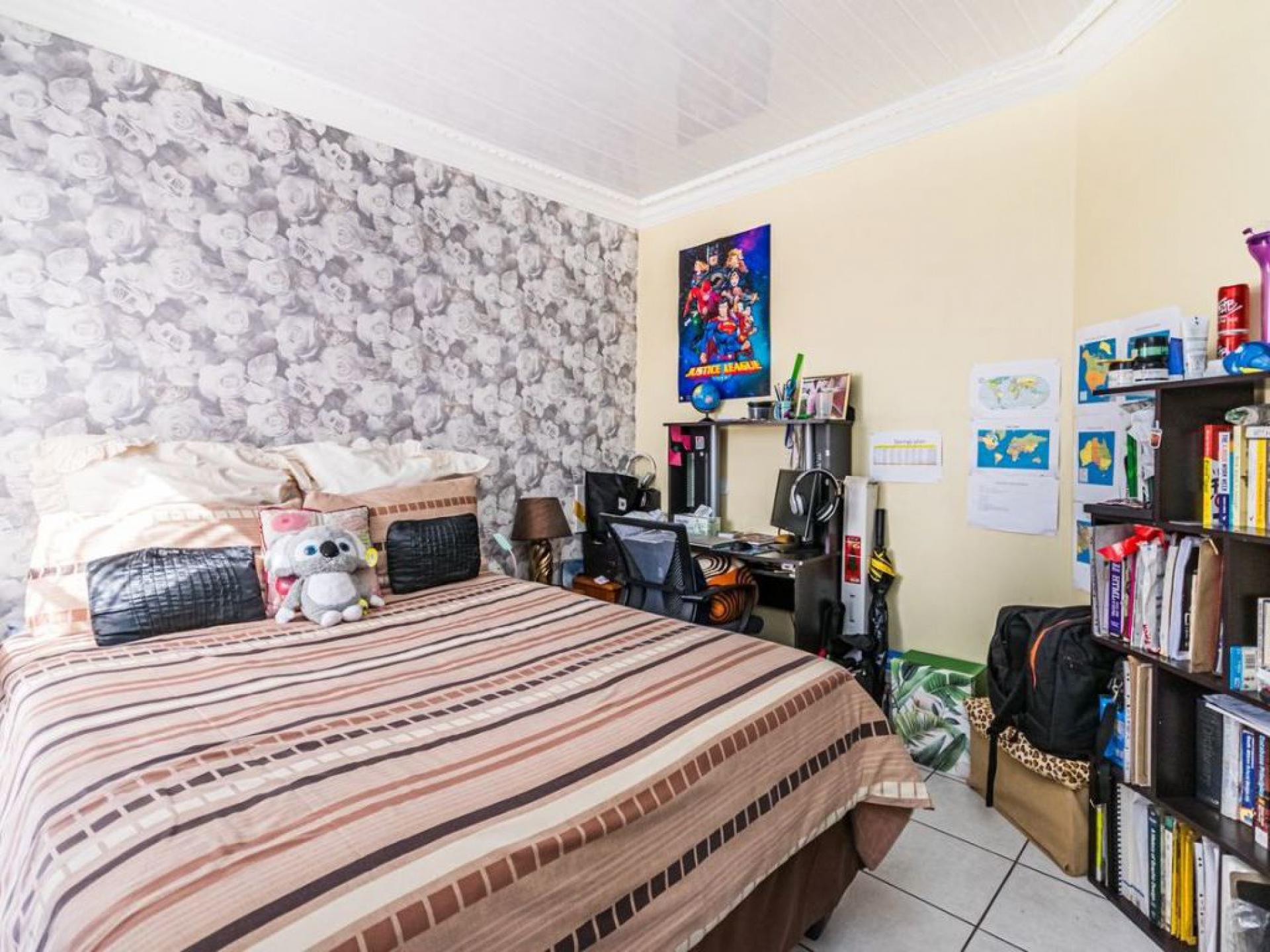  of property in Die Hoewes