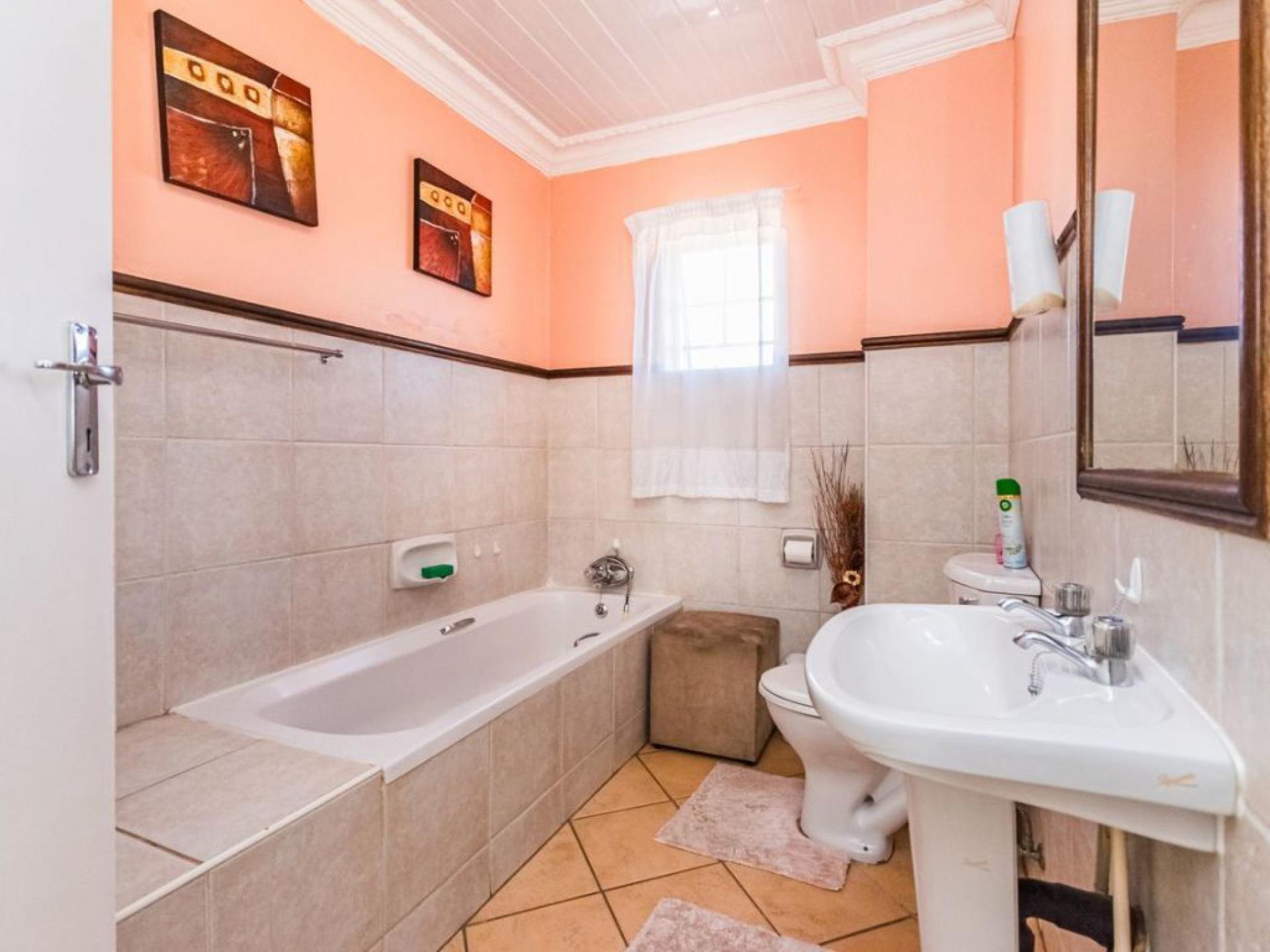  of property in Die Hoewes