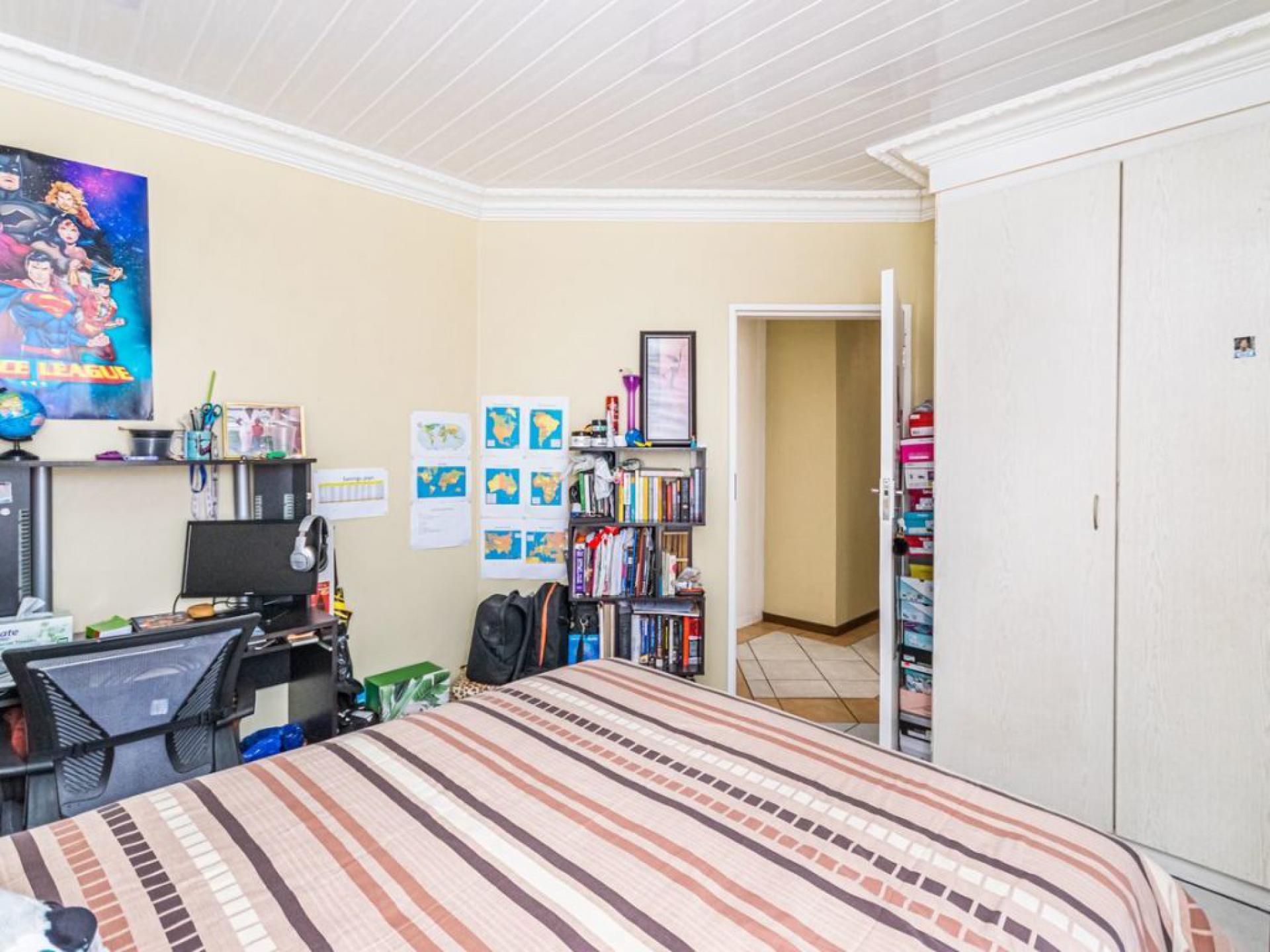  of property in Die Hoewes