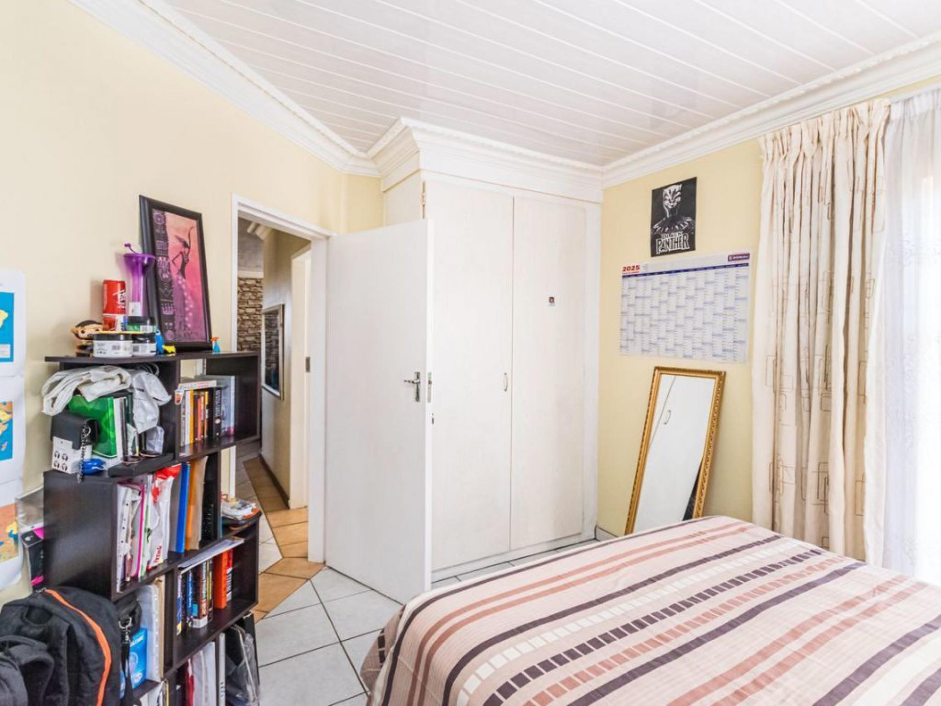  of property in Die Hoewes