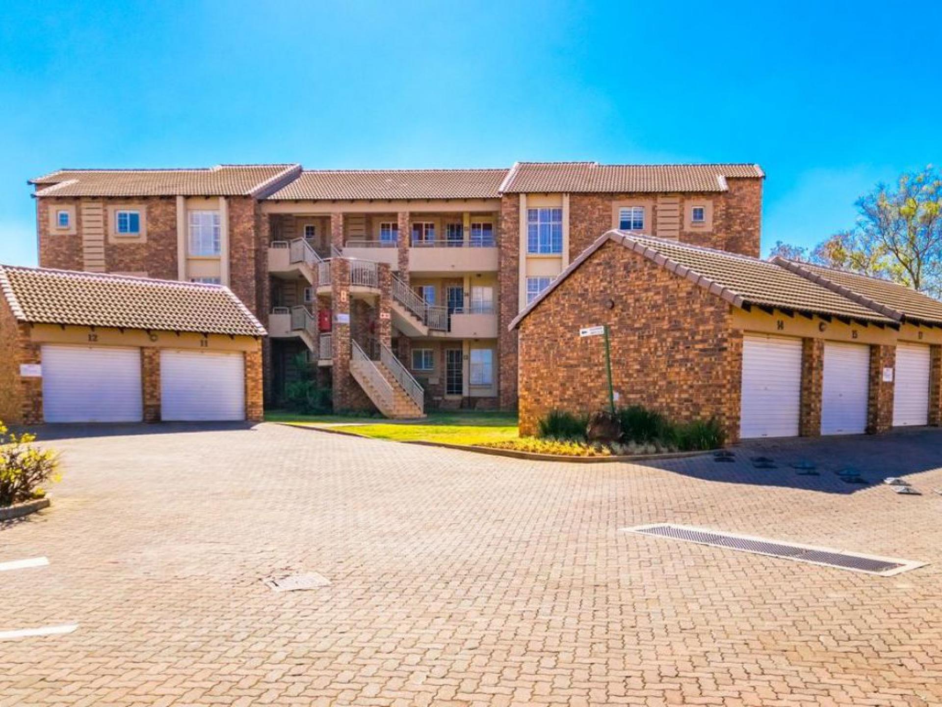  of property in Die Hoewes