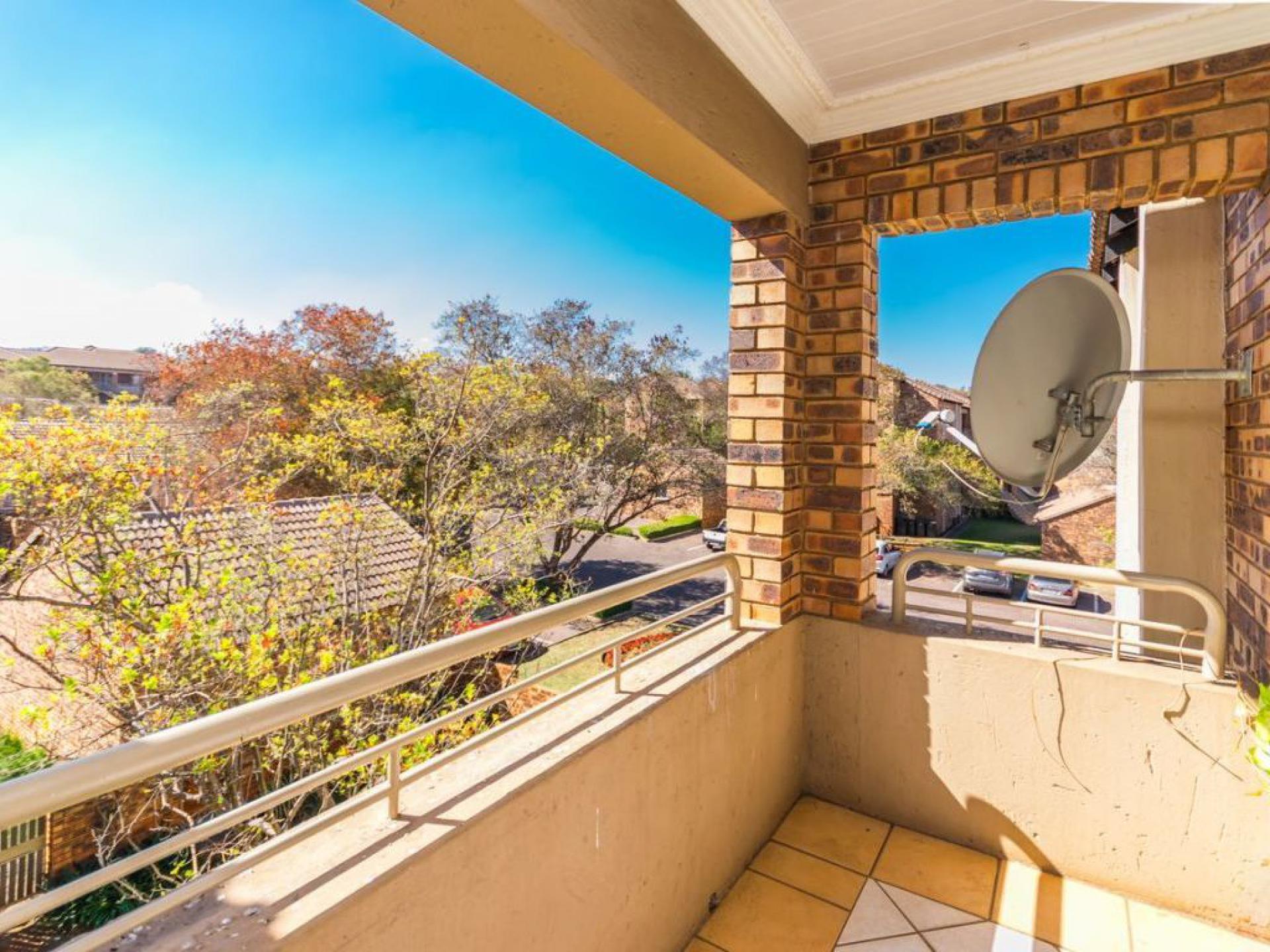  of property in Die Hoewes